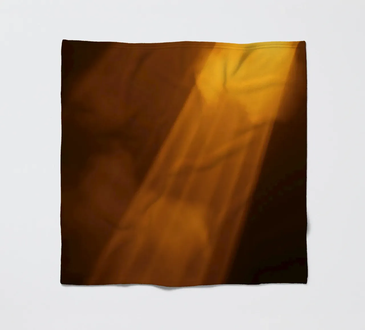 Raggi di luce calda astratti che filtrano attraverso uno spazio buio coperta in pile da DesignDoodle