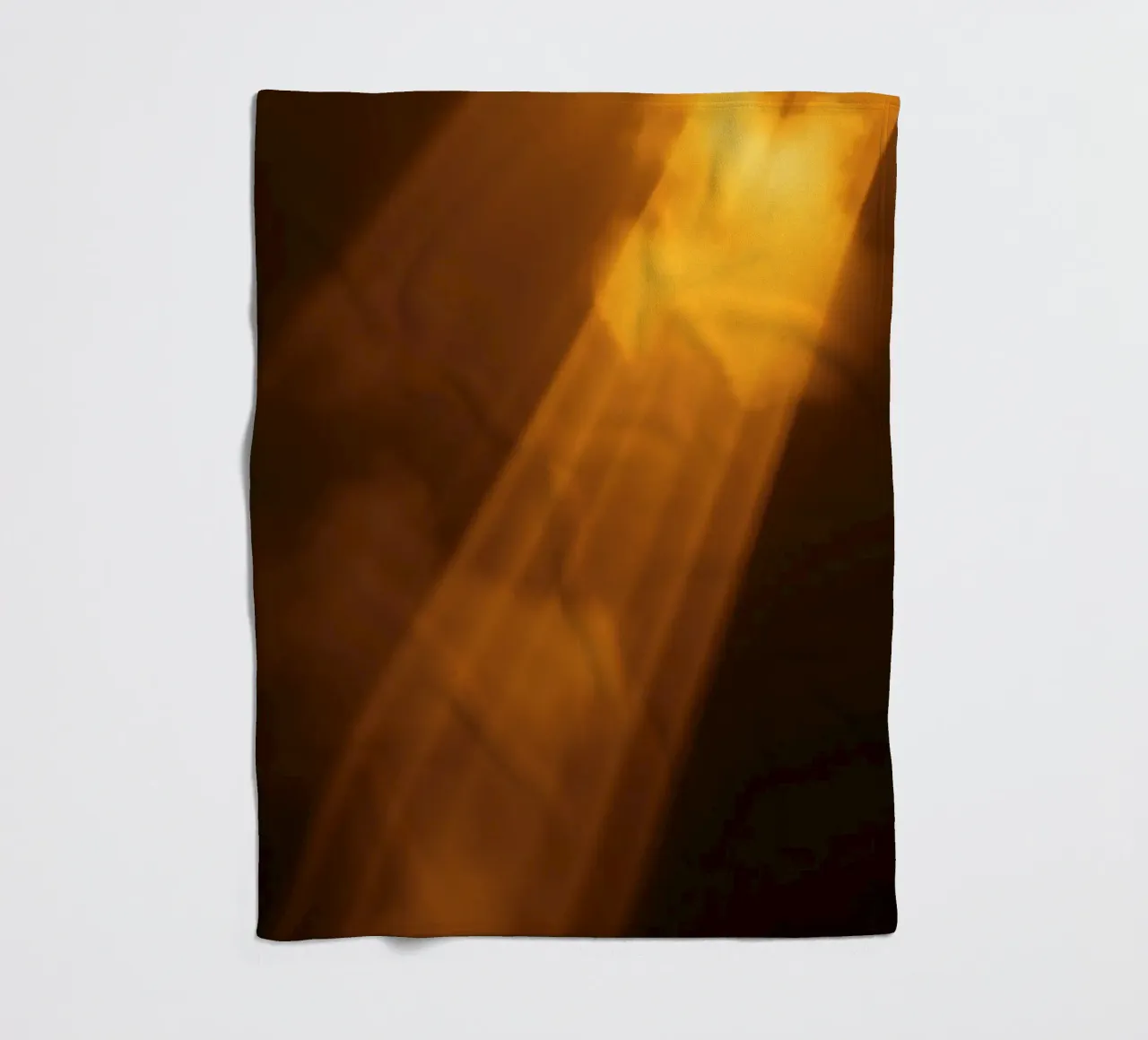 Rayons de lumière abstraits et chauds filtrant à travers un espace sombre plaid polaire de DesignDoodle