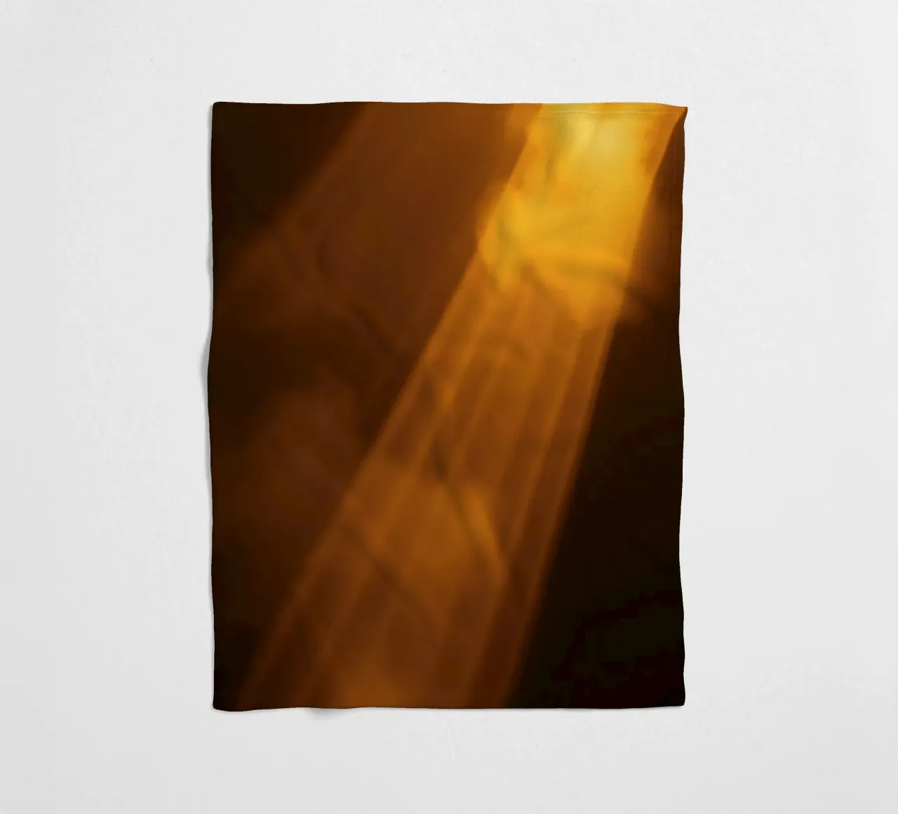 Raggi di luce calda astratti che filtrano attraverso uno spazio buio coperta in pile da DesignDoodle