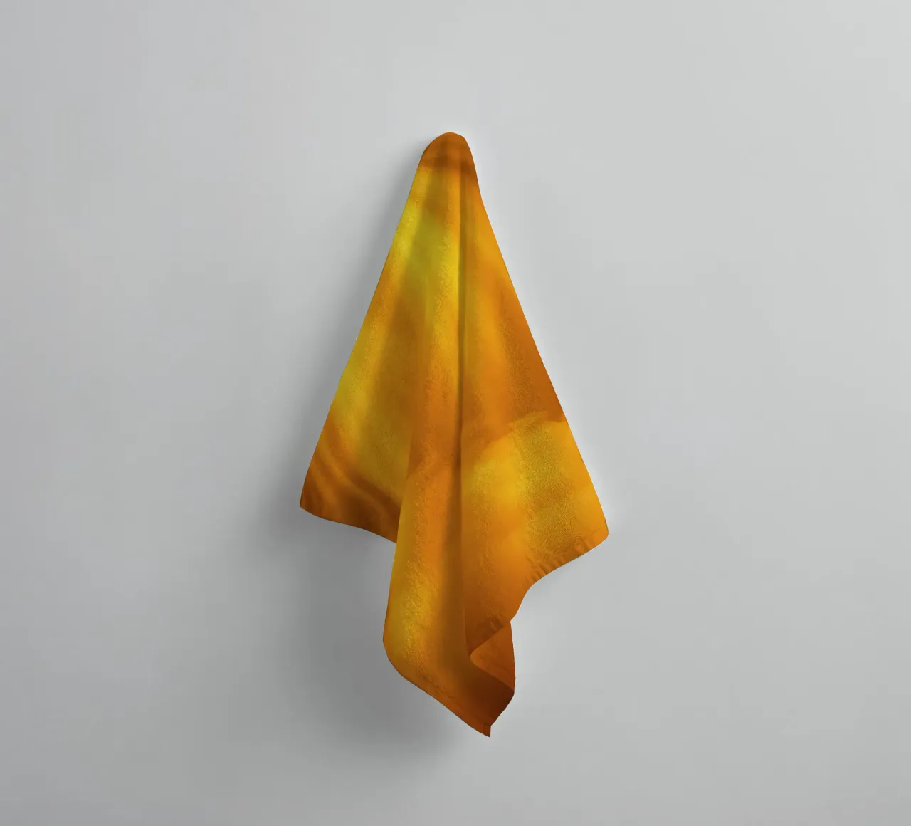 I raggi d'oro brillano attraverso le nuvole sottili asciugamano da bagno da DesignDoodle