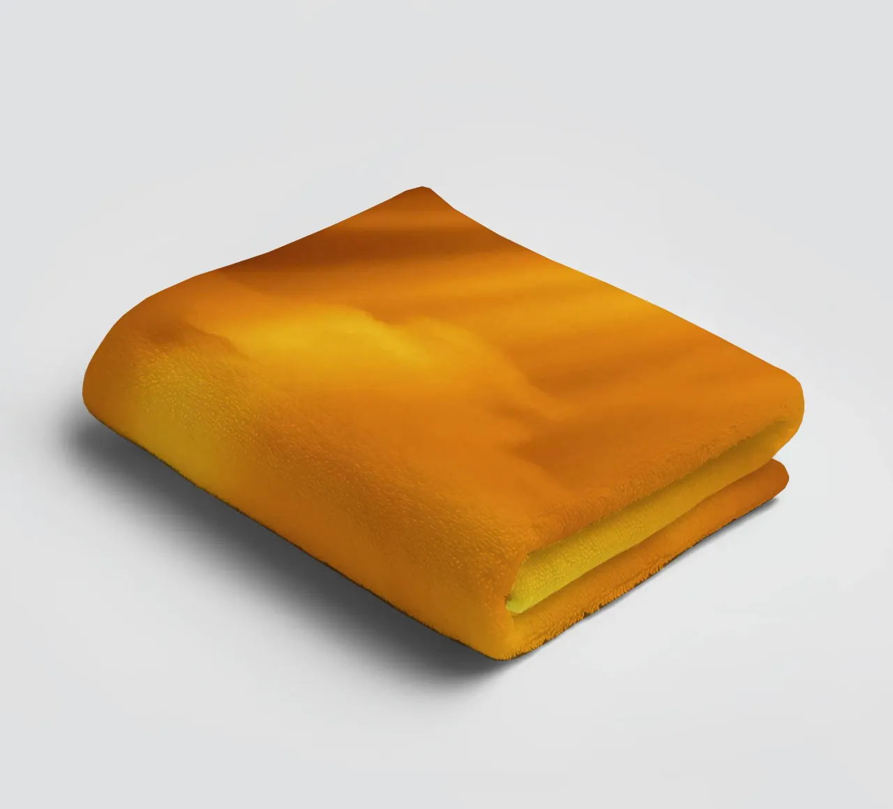 I raggi d'oro brillano attraverso le nuvole sottili asciugamano da bagno da DesignDoodle