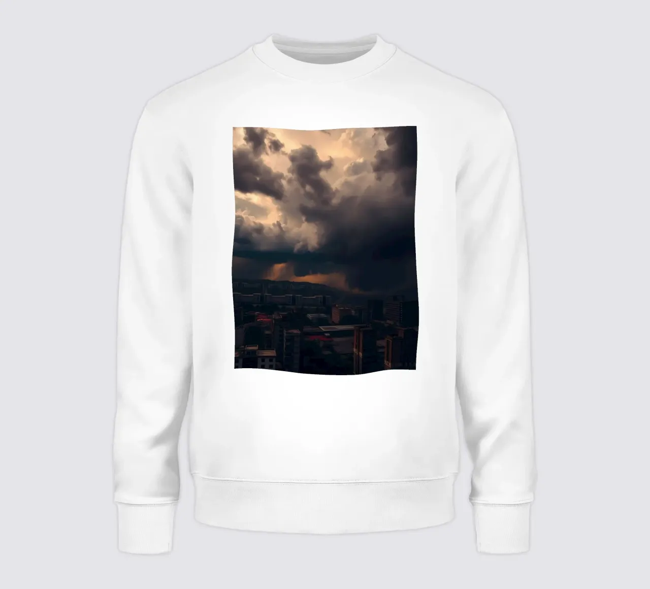 Drammatico cielo tempestoso sullo skyline della città felpa da DesignDoodle