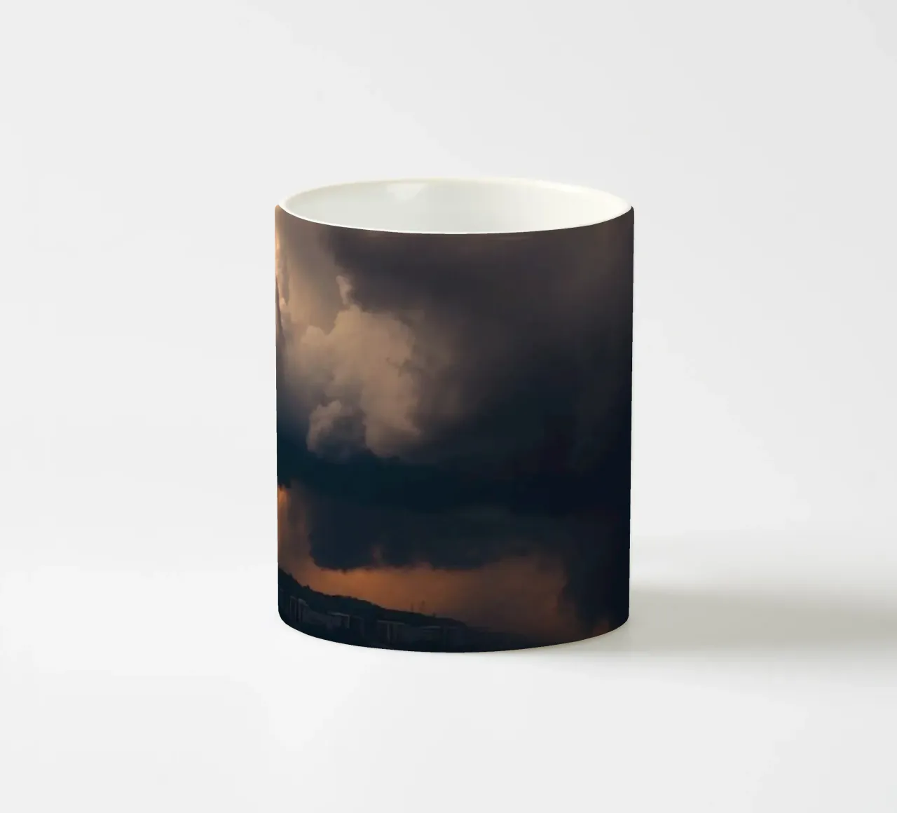 Drammatico cielo tempestoso sullo skyline della città tazza in ceramica da DesignDoodle