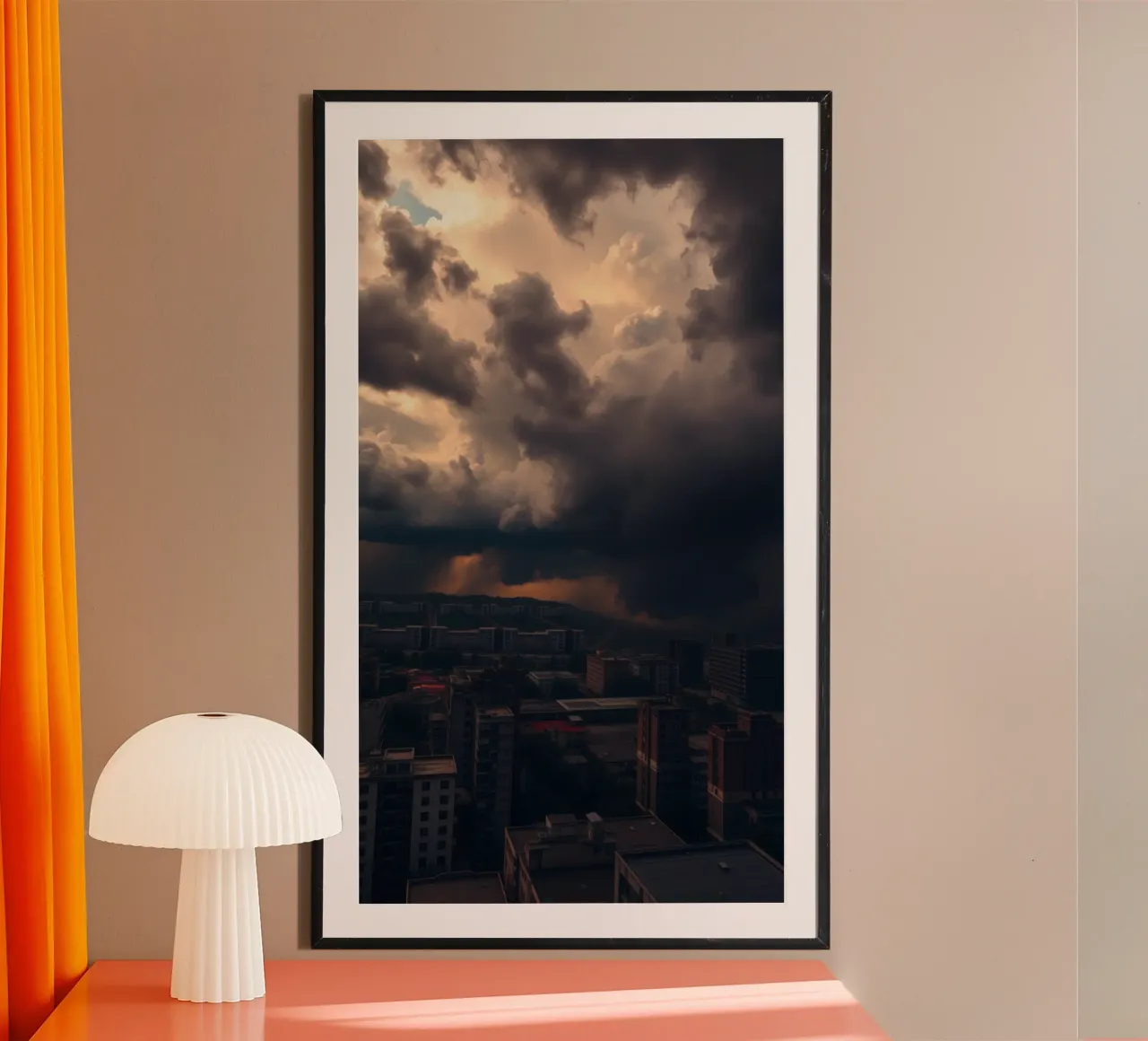 Drammatico cielo tempestoso sullo skyline della città poster con telaio in legno da DesignDoodle