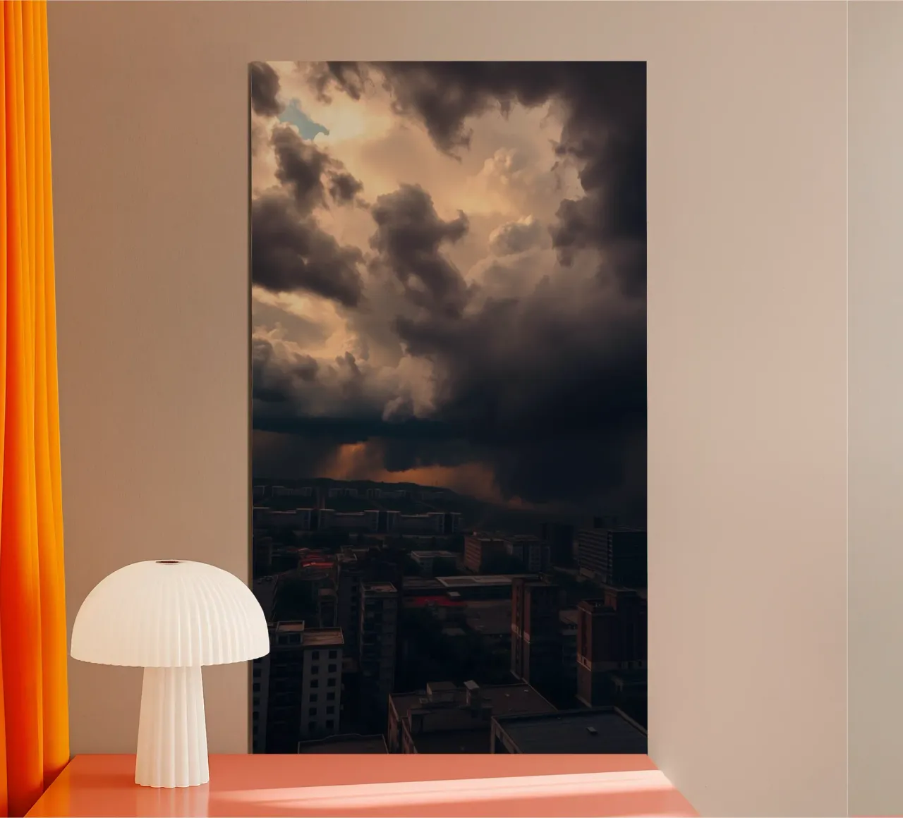 Drammatico cielo tempestoso sullo skyline della città poster con telaio in legno da DesignDoodle