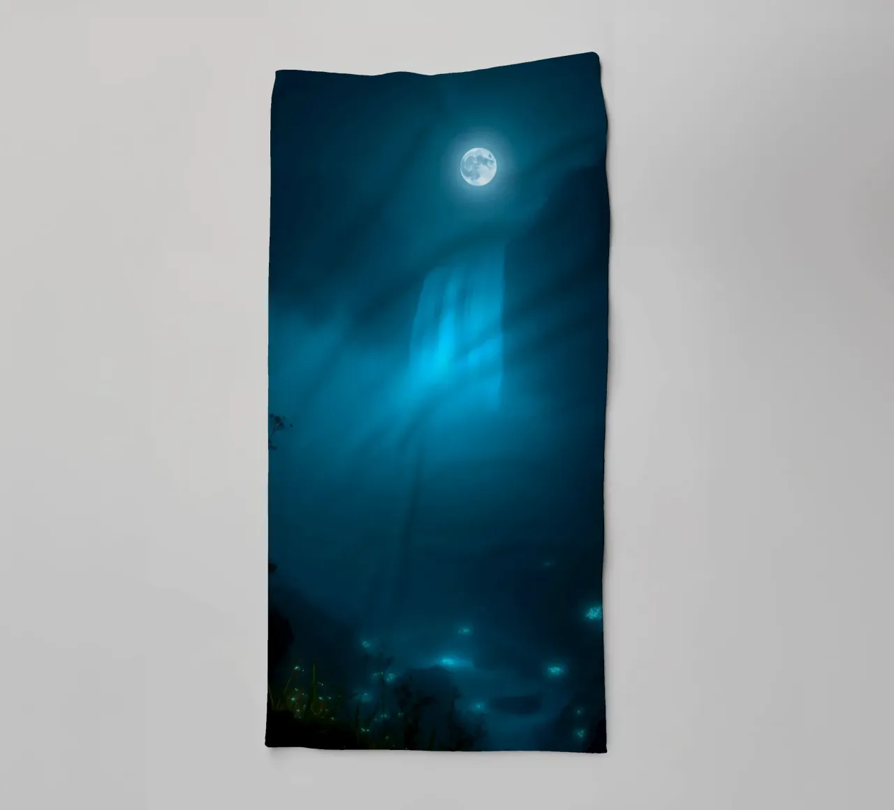 La bellezza di una cascata al chiaro di luna in una notte stellata asciugamano da bagno da DesignDoodle