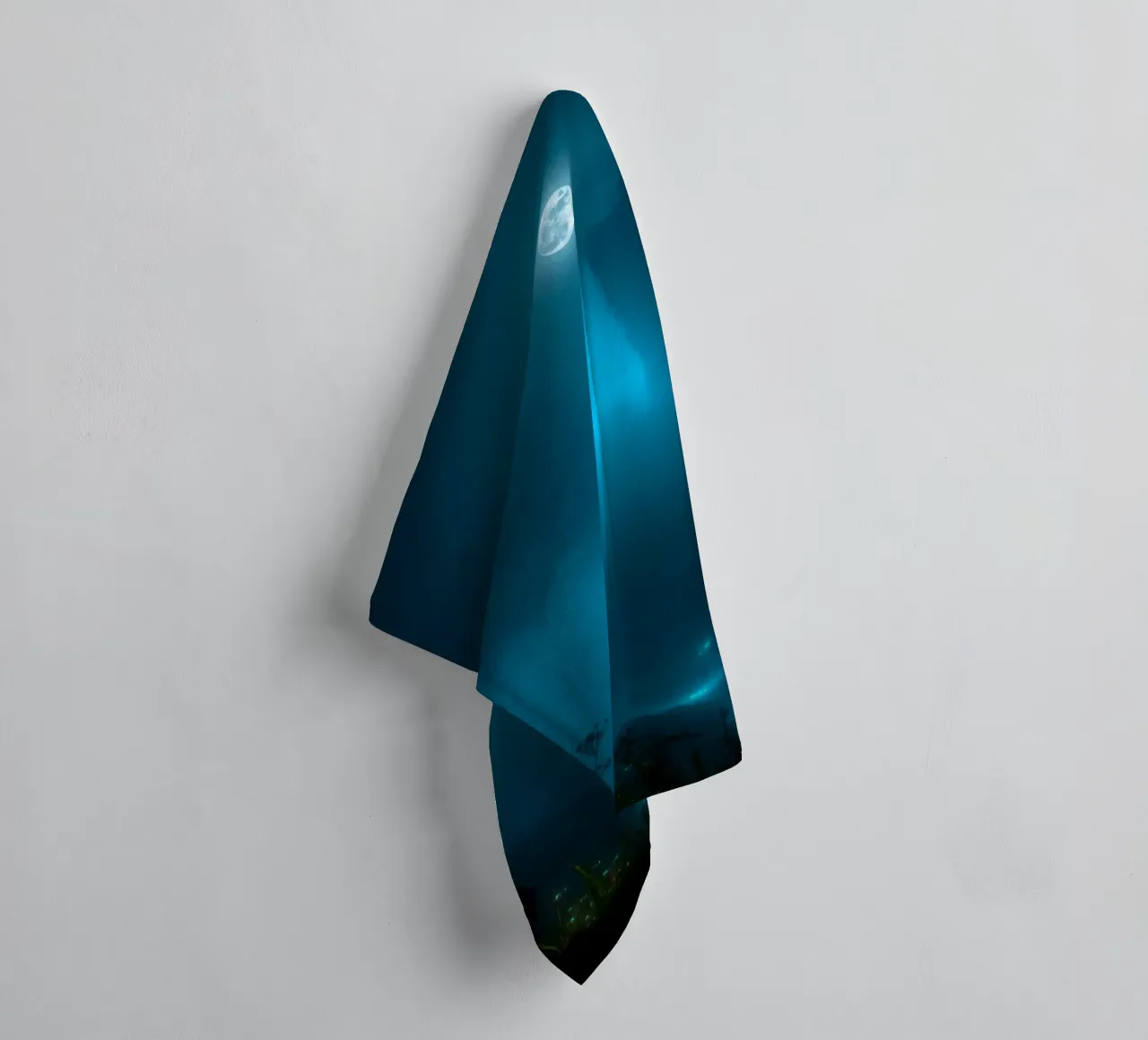 La bellezza di una cascata al chiaro di luna in una notte stellata asciugamano da bagno da DesignDoodle
