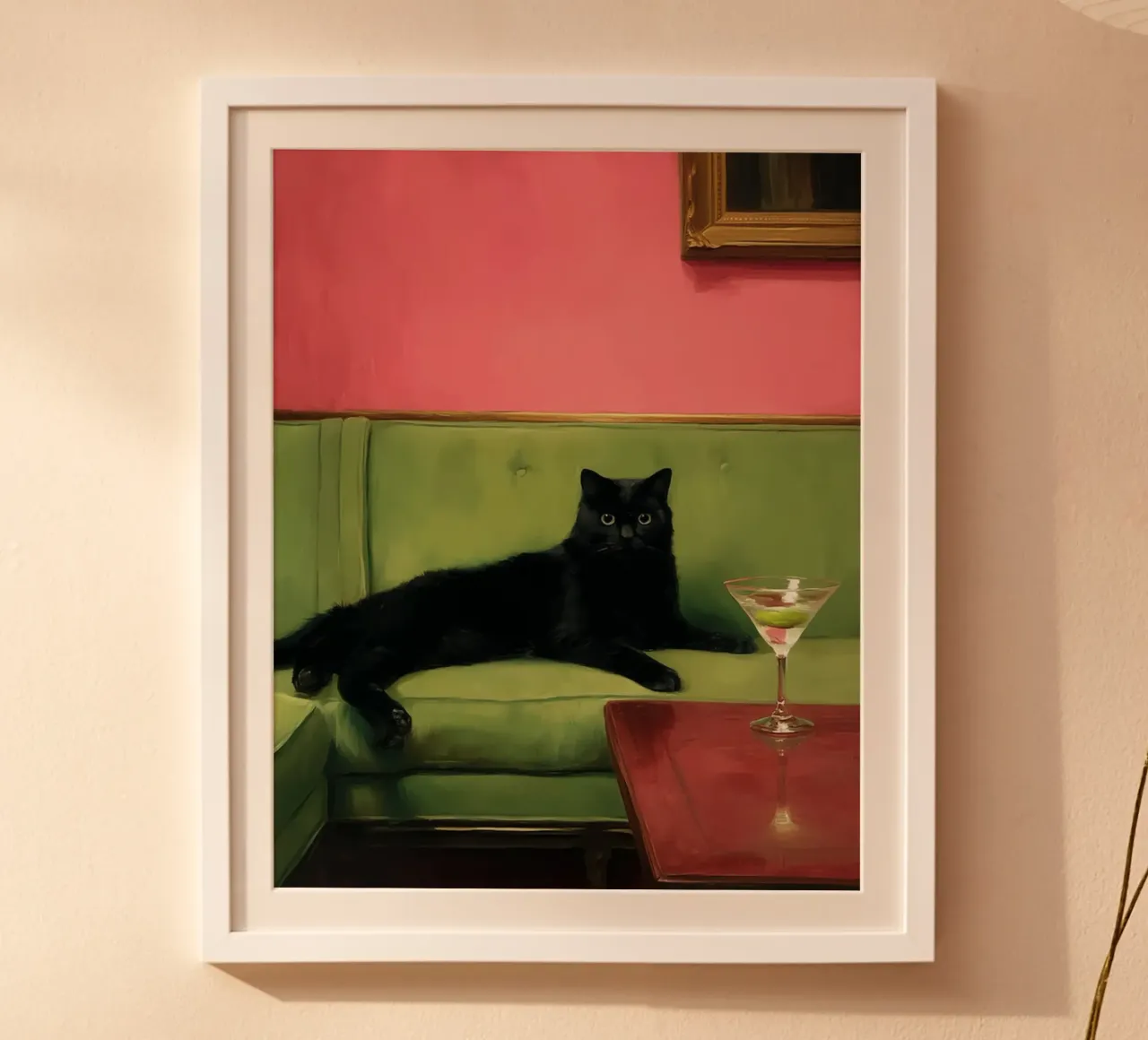 Gatto nero con cocktail poster con telaio in legno da animals_studio