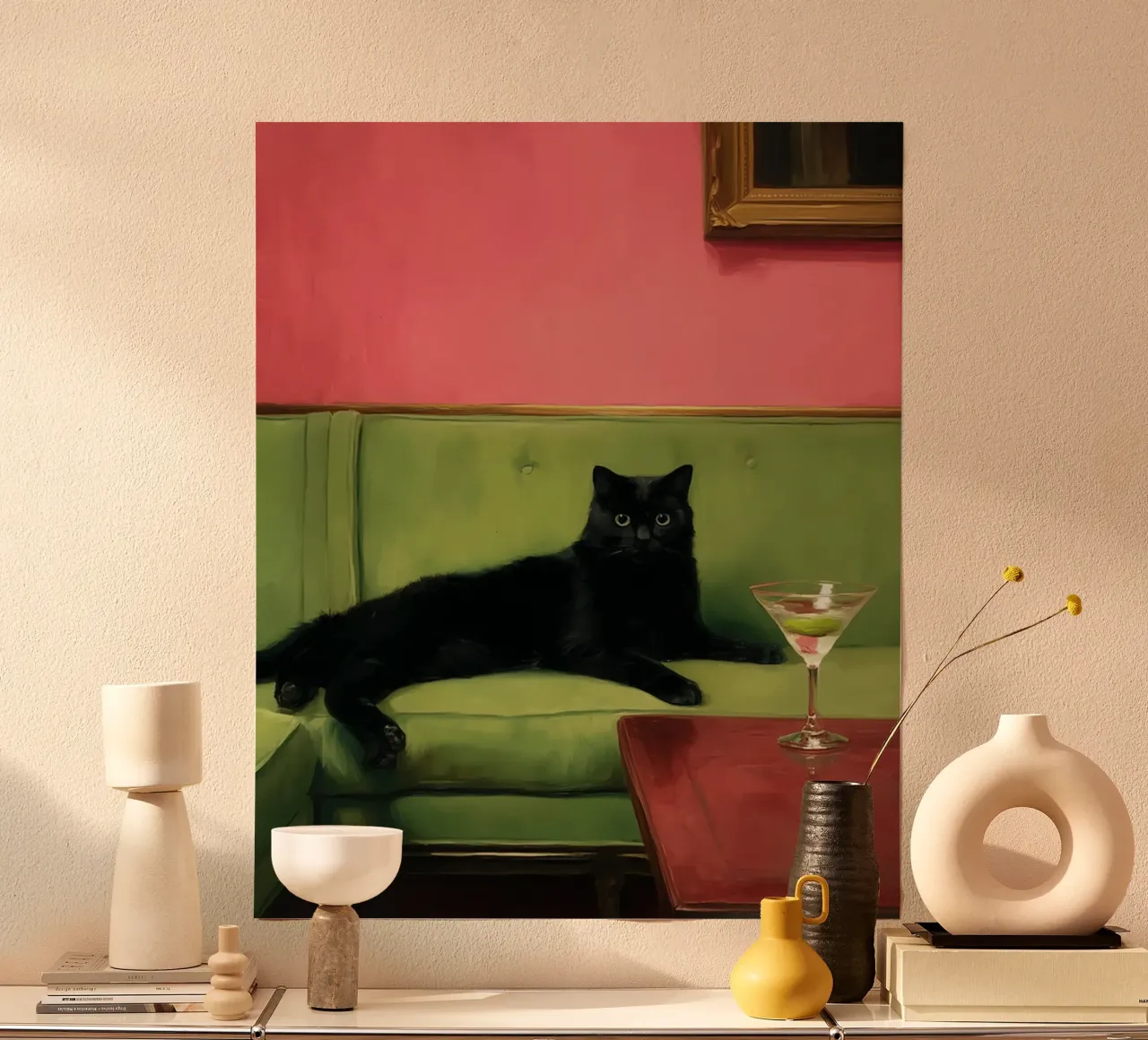 Gatto nero con cocktail poster con telaio in legno da animals_studio