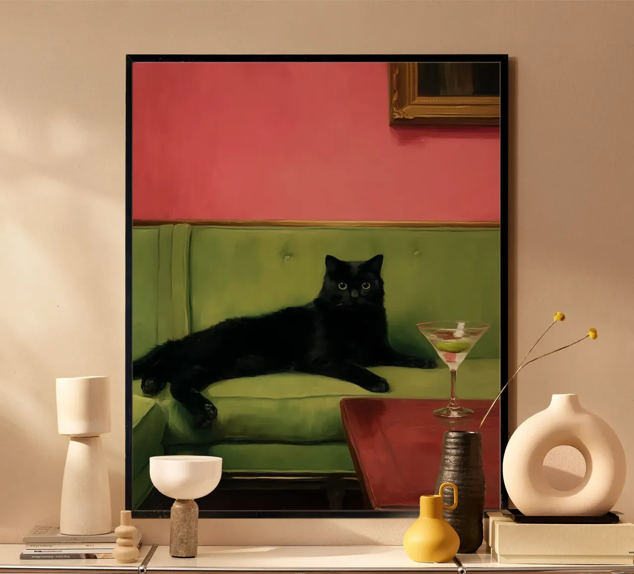 Gatto nero con cocktail poster con telaio in legno da animals_studio