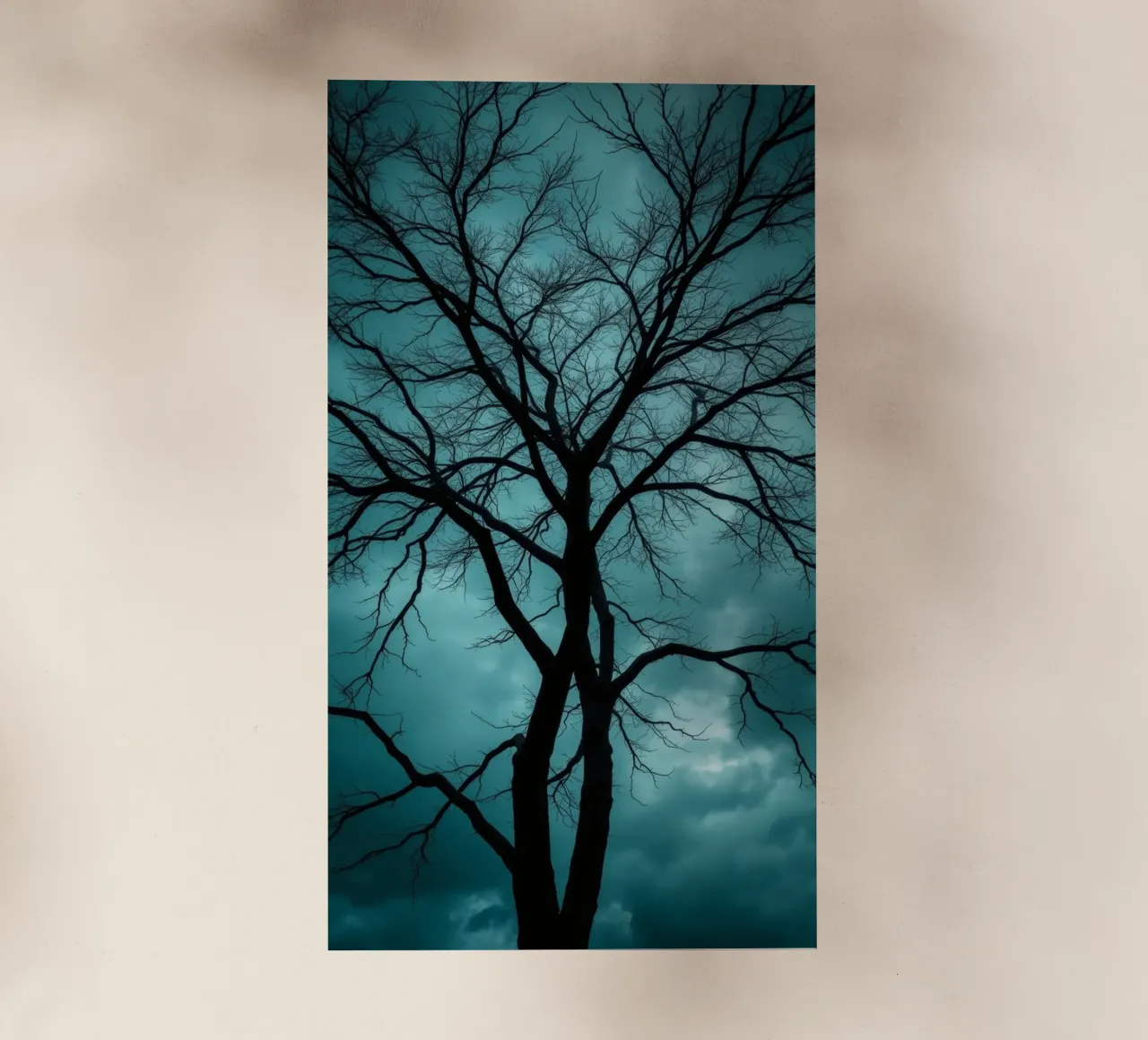 Sagoma scura di un albero senza foglie contro un cielo tempestoso pellicola backlit da DesignDoodle