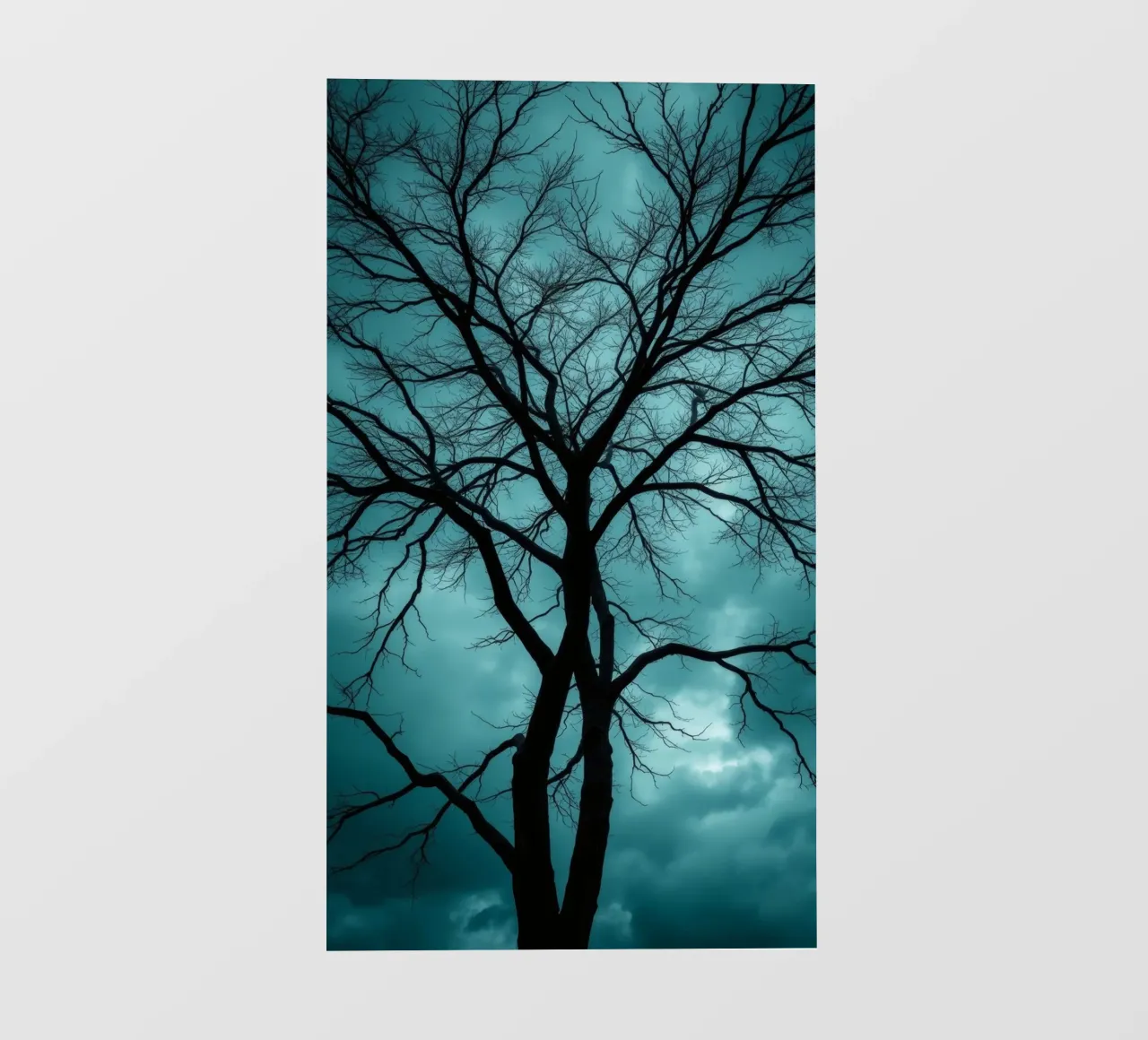 Sagoma scura di un albero senza foglie contro un cielo tempestoso pellicola backlit da DesignDoodle