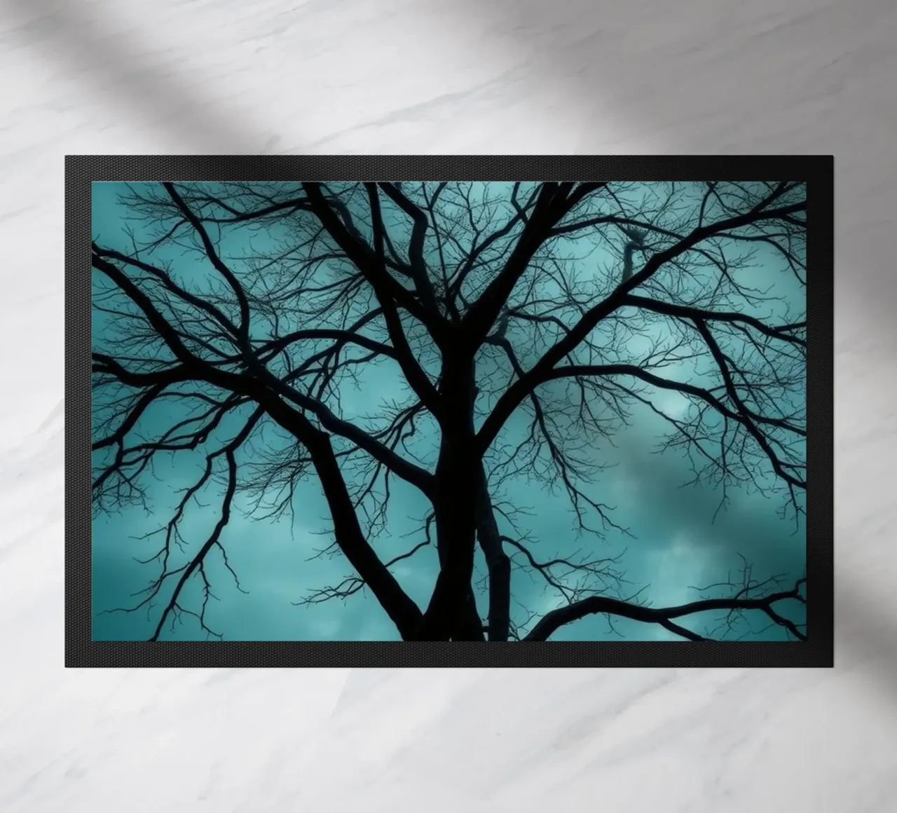 Sagoma scura di un albero senza foglie contro un cielo tempestoso zerbino da DesignDoodle