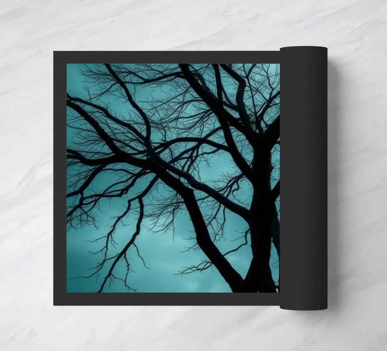 Sagoma scura di un albero senza foglie contro un cielo tempestoso zerbino da DesignDoodle