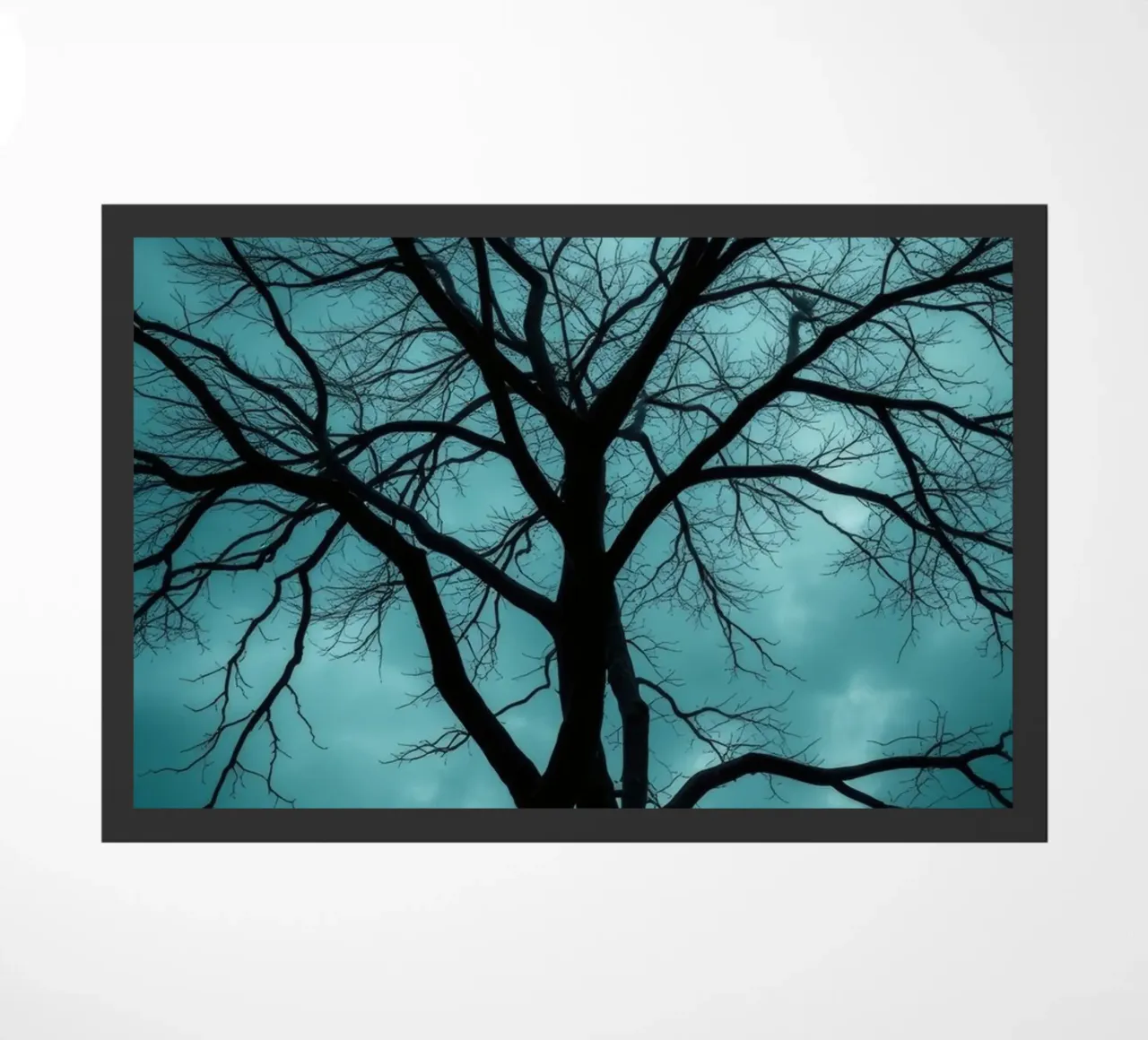 Sagoma scura di un albero senza foglie contro un cielo tempestoso zerbino da DesignDoodle