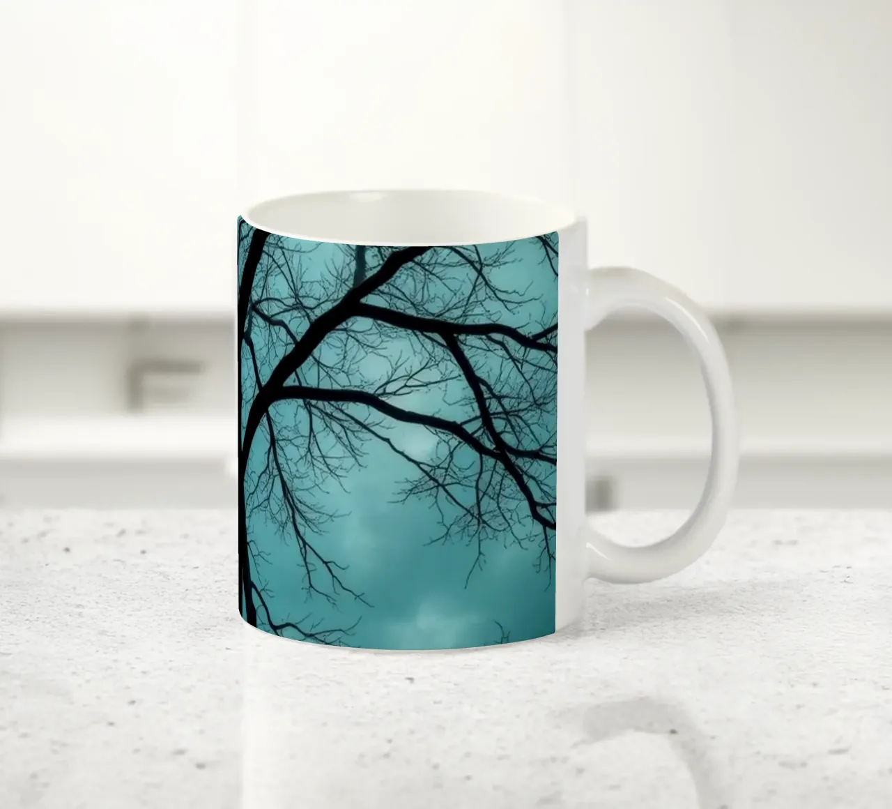 Sagoma scura di un albero senza foglie contro un cielo tempestoso tazza in ceramica da DesignDoodle