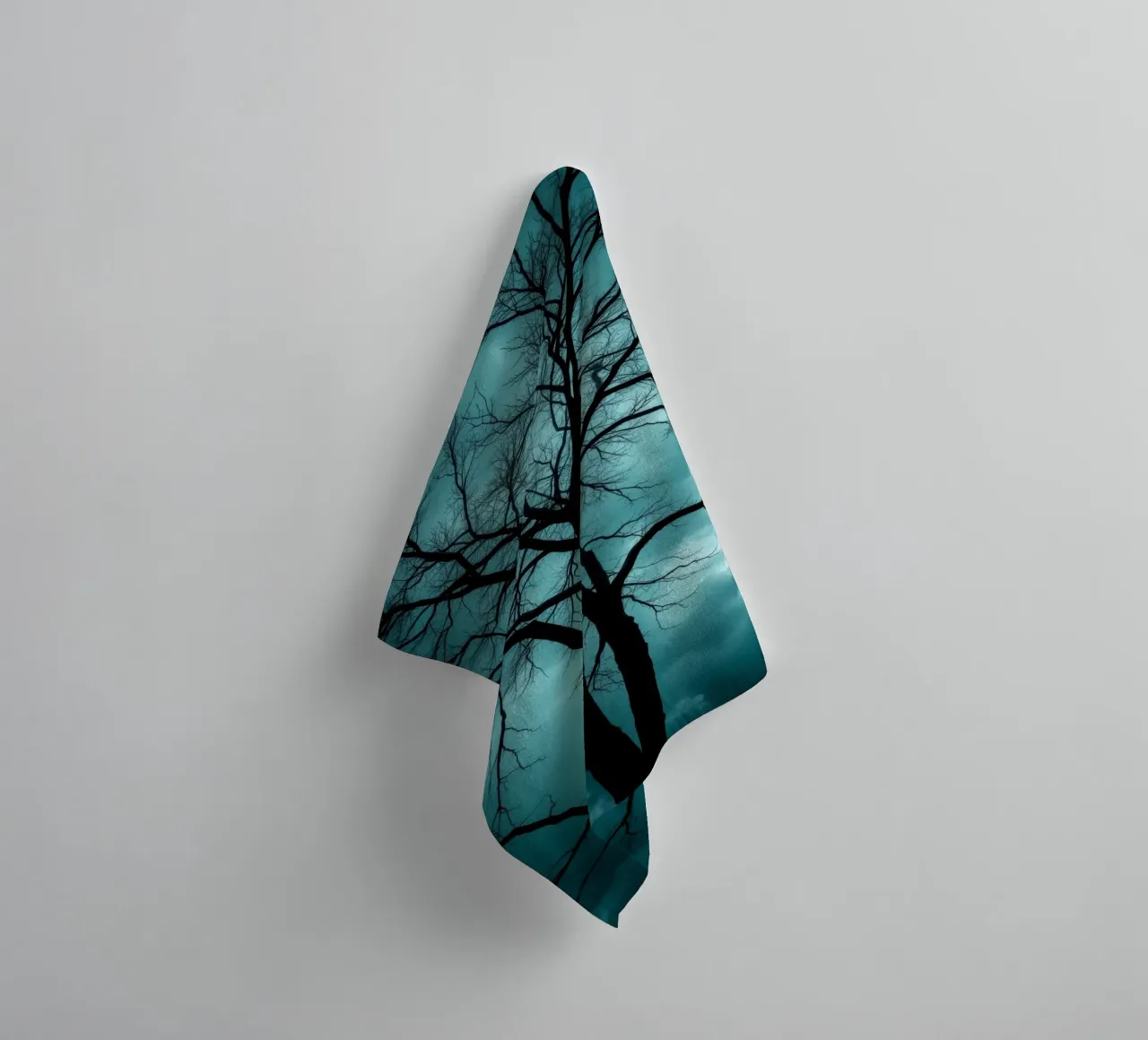 Sagoma scura di un albero senza foglie contro un cielo tempestoso asciugamano da bagno da DesignDoodle