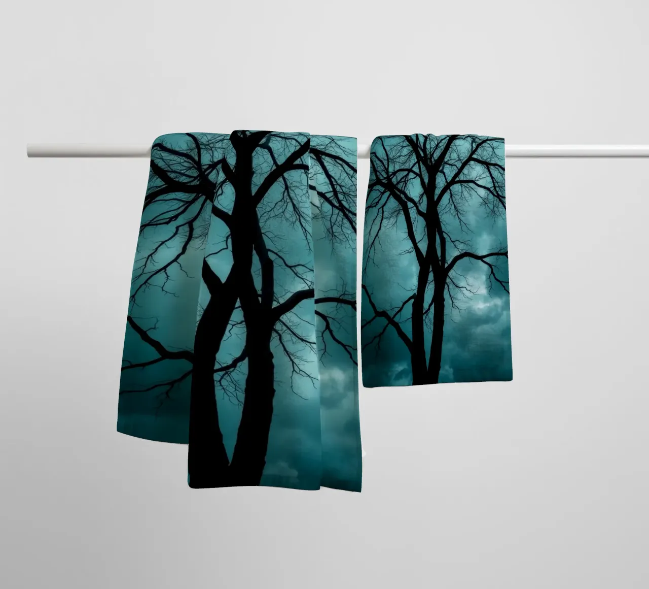 Sagoma scura di un albero senza foglie contro un cielo tempestoso asciugamano da bagno da DesignDoodle