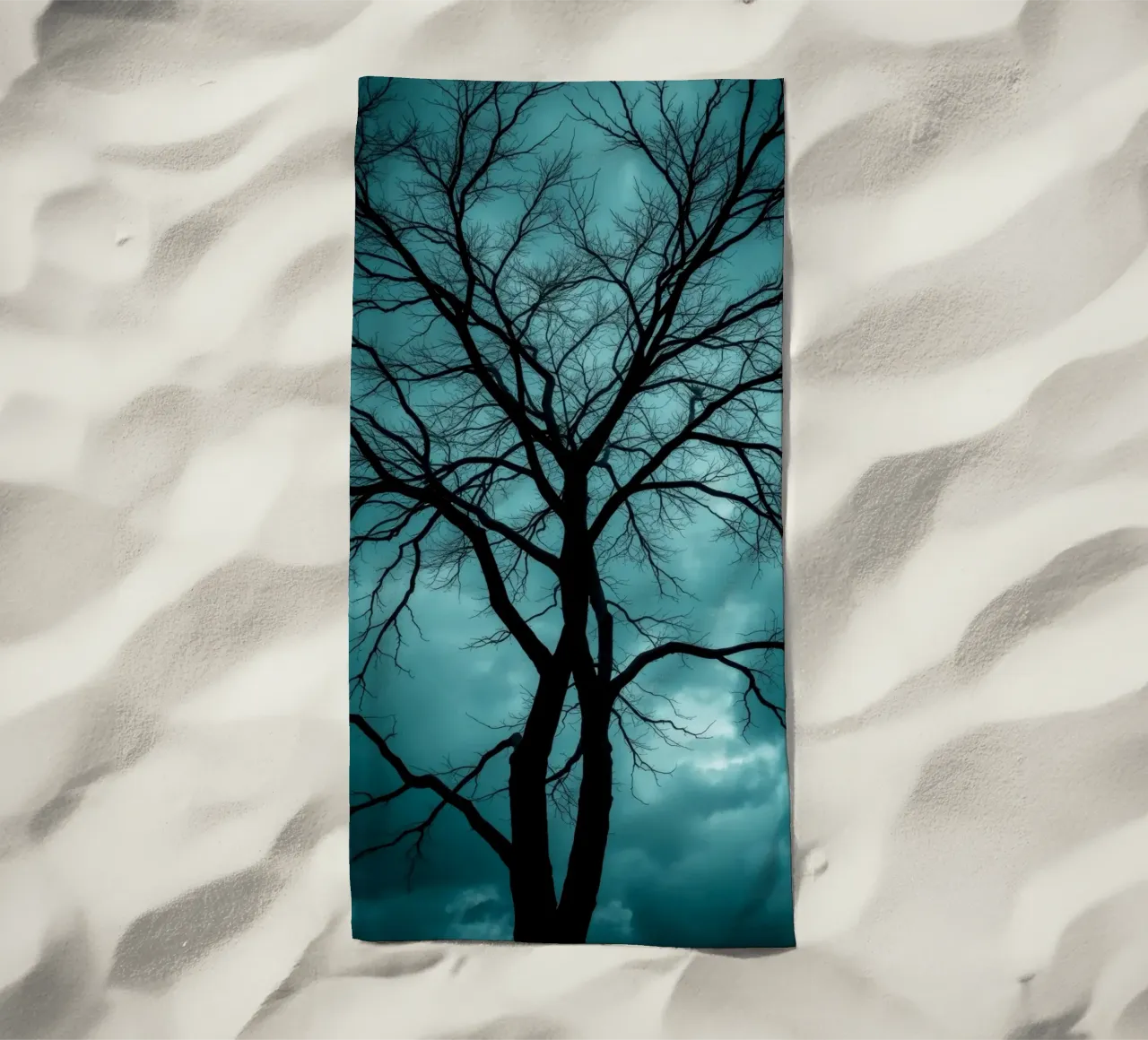 Sagoma scura di un albero senza foglie contro un cielo tempestoso telo mare da DesignDoodle