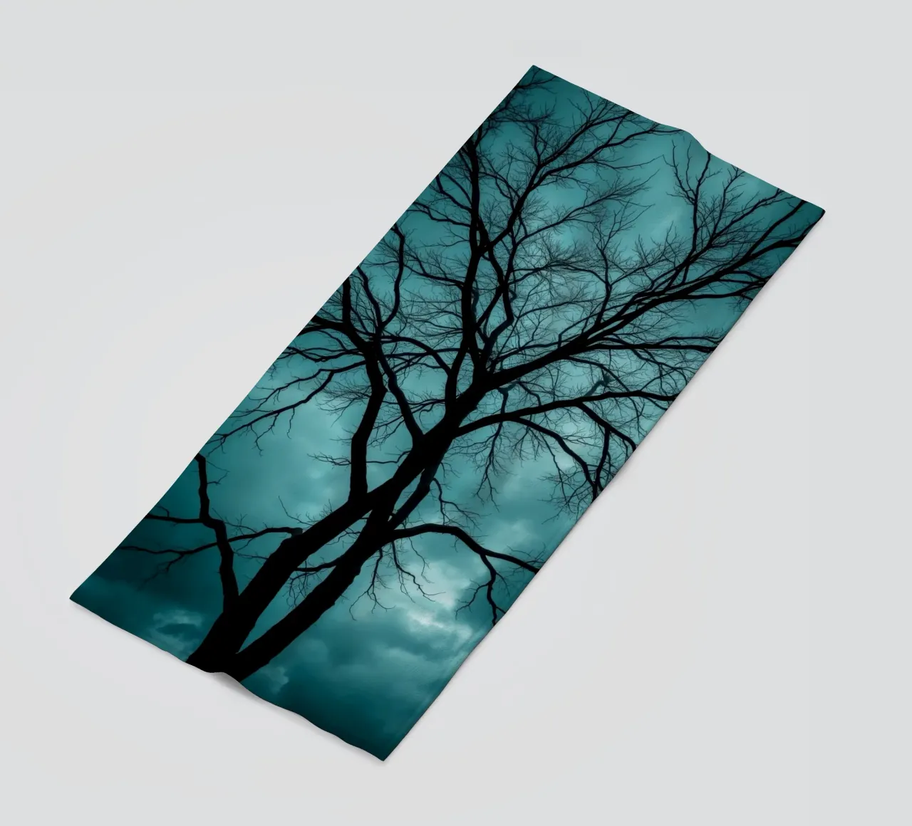 Sagoma scura di un albero senza foglie contro un cielo tempestoso telo mare da DesignDoodle