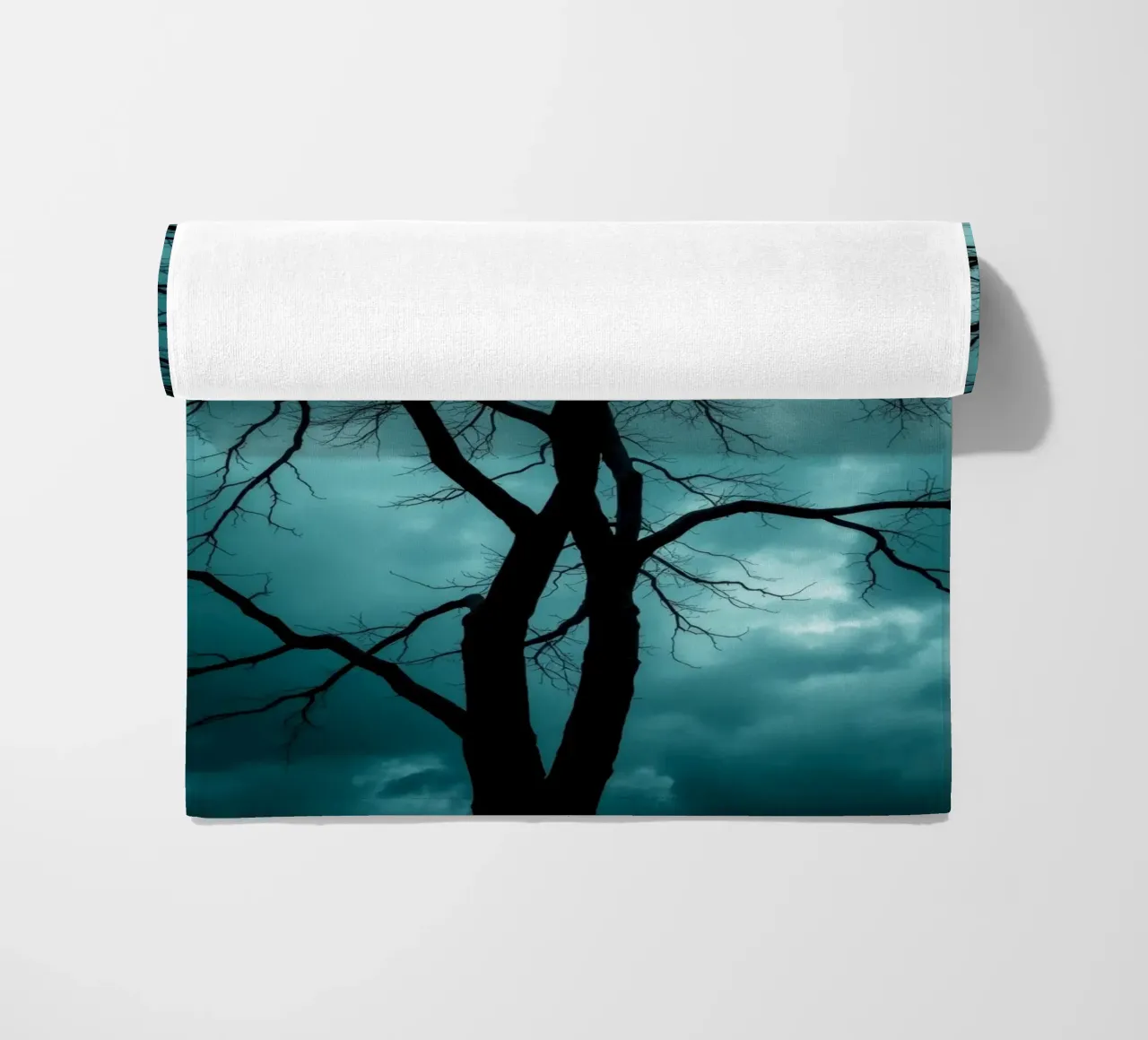 Sagoma scura di un albero senza foglie contro un cielo tempestoso telo mare da DesignDoodle