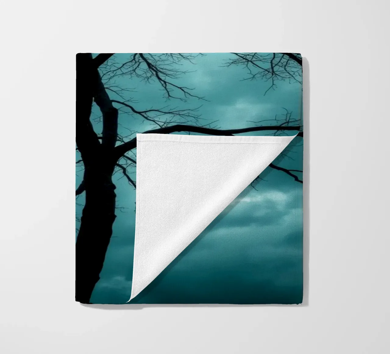 Sagoma scura di un albero senza foglie contro un cielo tempestoso telo mare da DesignDoodle