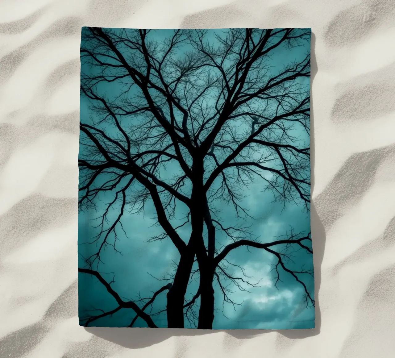 Sagoma scura di un albero senza foglie contro un cielo tempestoso telo mare da DesignDoodle