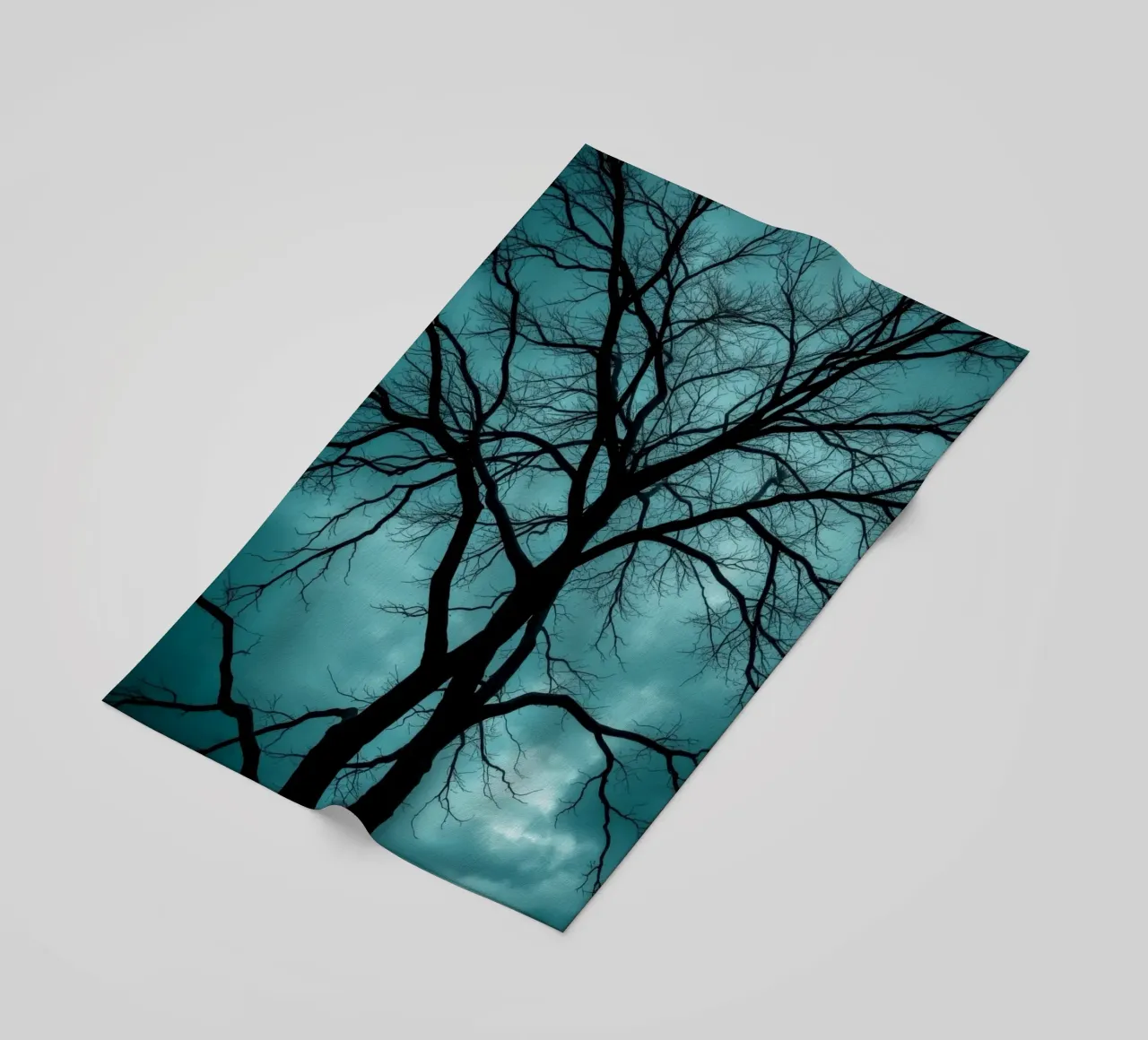 Sagoma scura di un albero senza foglie contro un cielo tempestoso telo mare da DesignDoodle