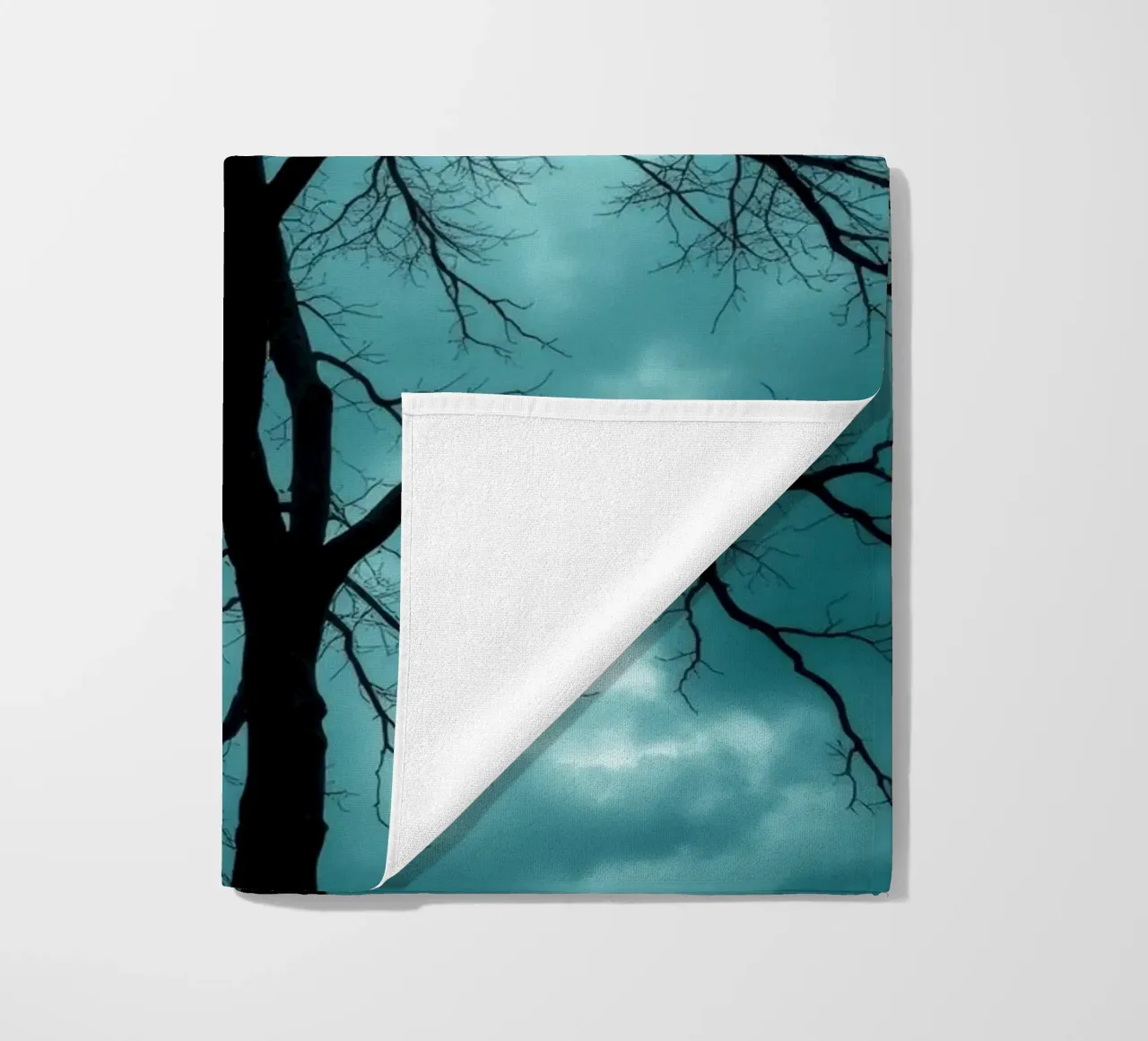 Sagoma scura di un albero senza foglie contro un cielo tempestoso telo mare da DesignDoodle