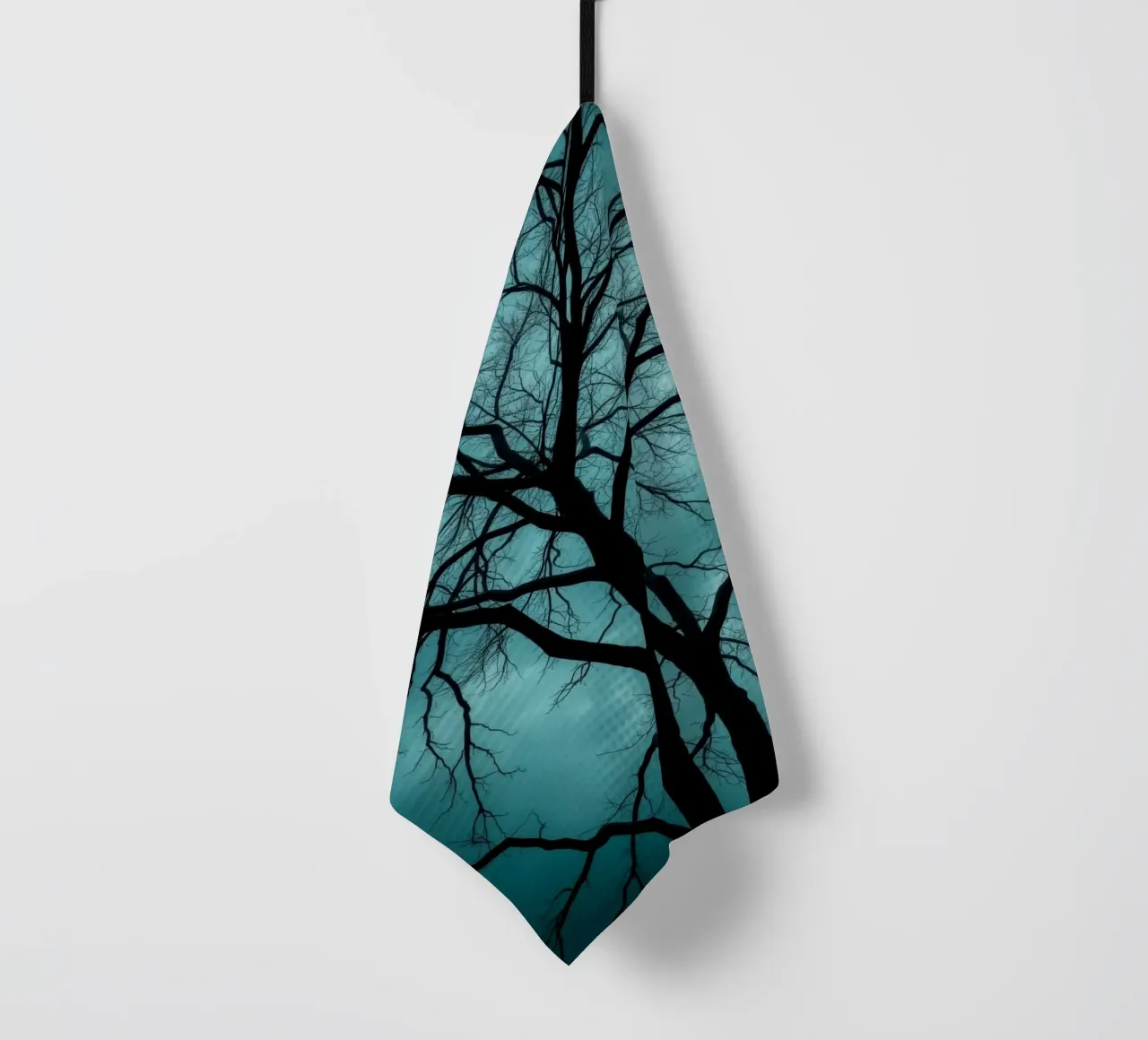 Silhouette sombre d'un arbre sans feuilles sur fond de ciel orageux torchon de DesignDoodle