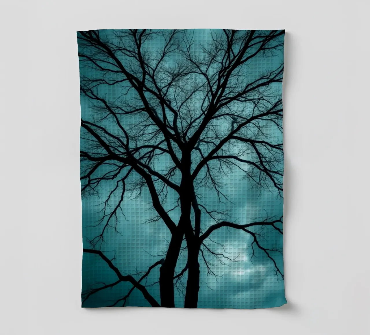 Silhouette sombre d'un arbre sans feuilles sur fond de ciel orageux torchon de DesignDoodle