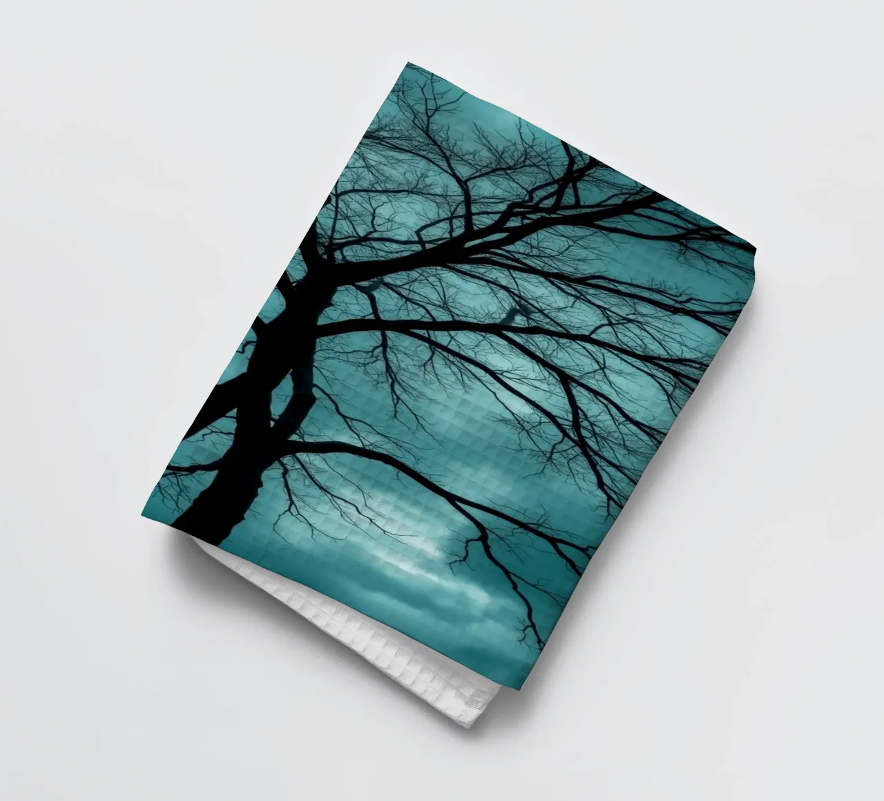 Silhouette sombre d'un arbre sans feuilles sur fond de ciel orageux torchon de DesignDoodle