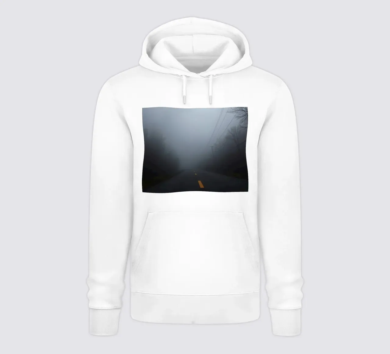 Strada nebbiosa con striscia gialla che scompare nella fitta nebbia felpa con cappuccio da DesignDoodle