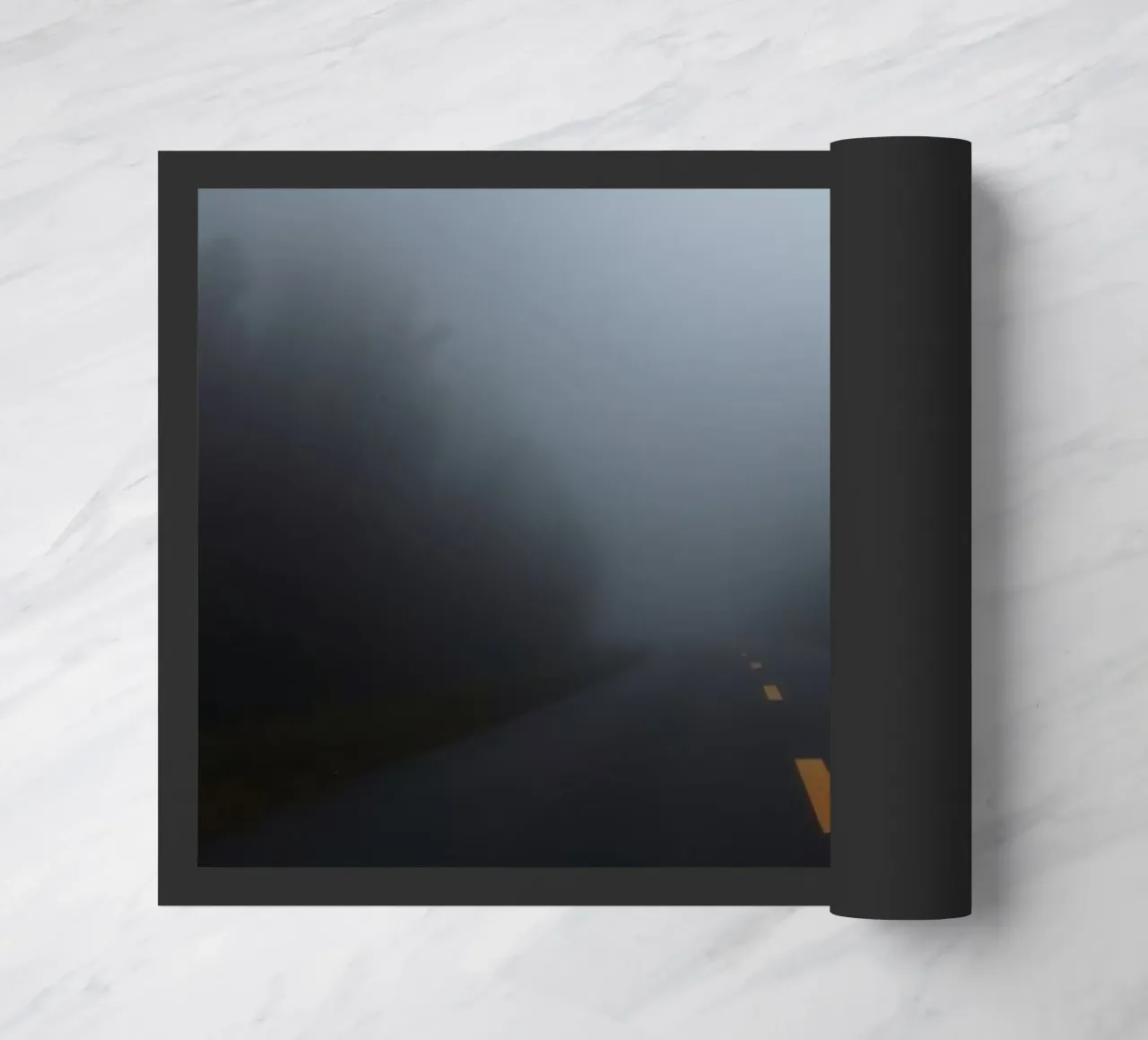 Strada nebbiosa con striscia gialla che scompare nella fitta nebbia zerbino da DesignDoodle