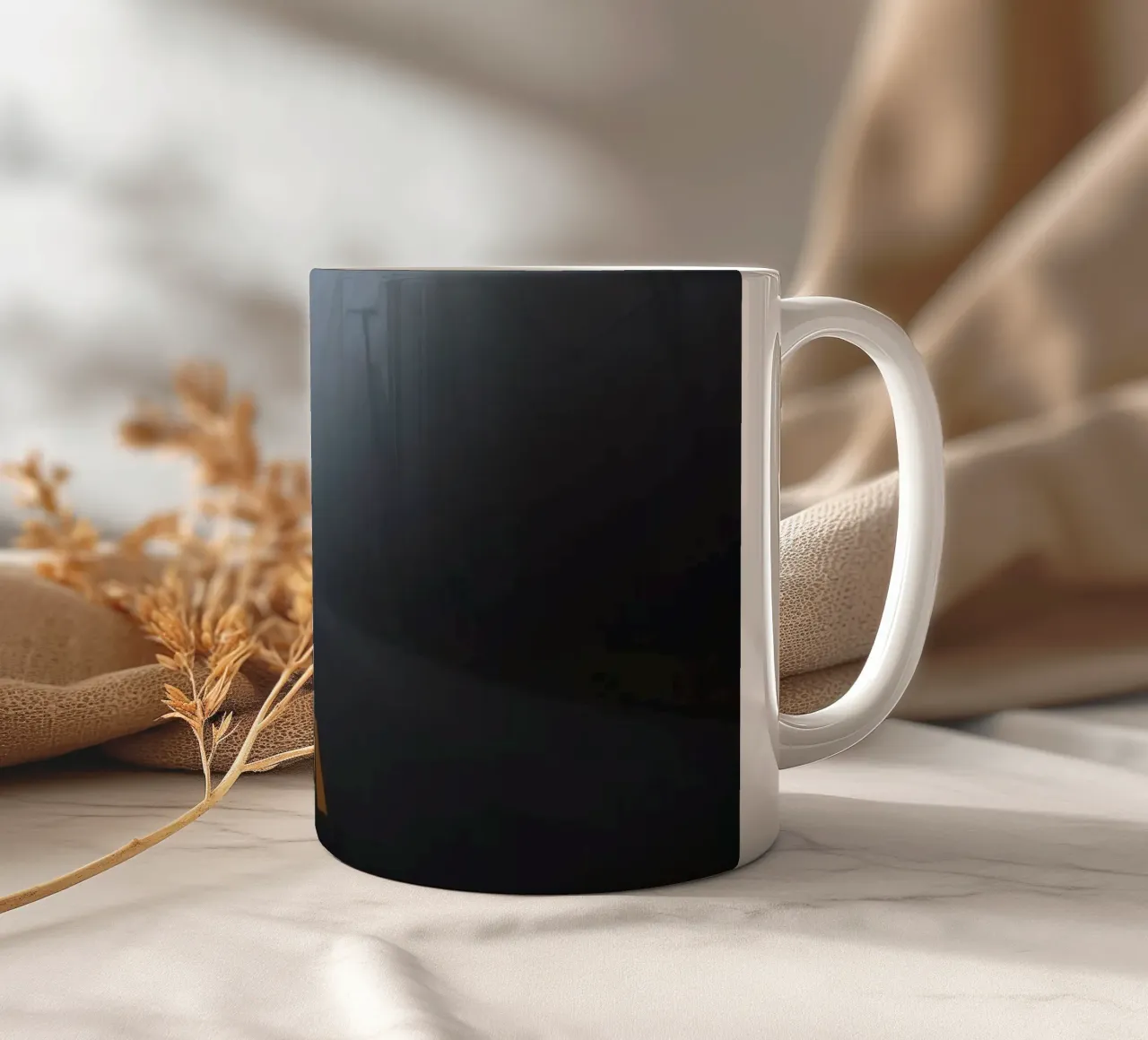 Strada nebbiosa con striscia gialla che scompare nella fitta nebbia tazza in ceramica da DesignDoodle