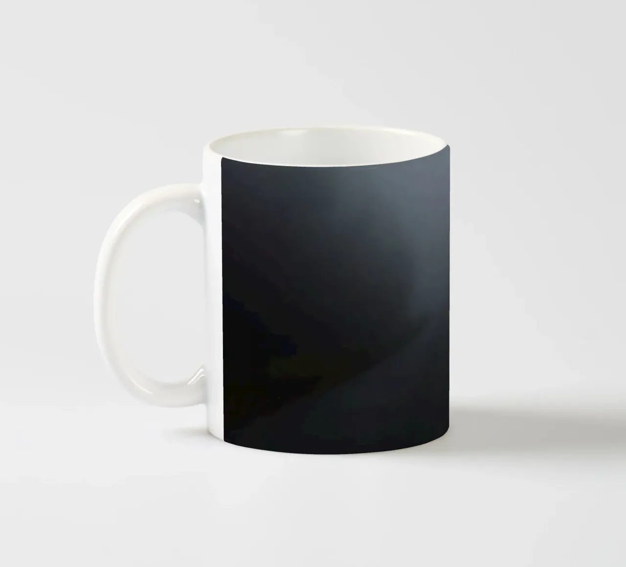 Strada nebbiosa con striscia gialla che scompare nella fitta nebbia tazza in ceramica da DesignDoodle