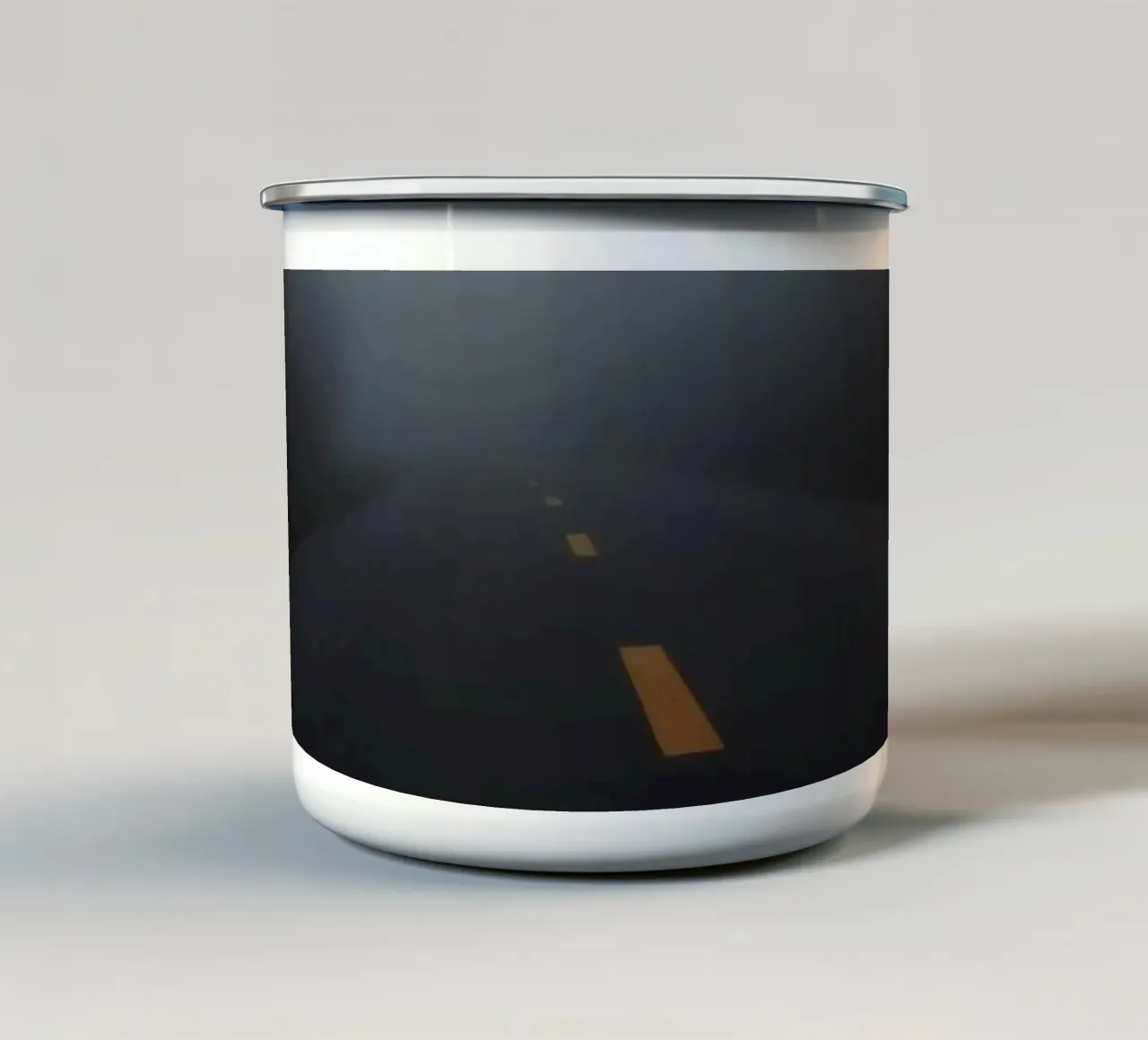 Strada nebbiosa con striscia gialla che scompare nella fitta nebbia tazza in smalto da DesignDoodle