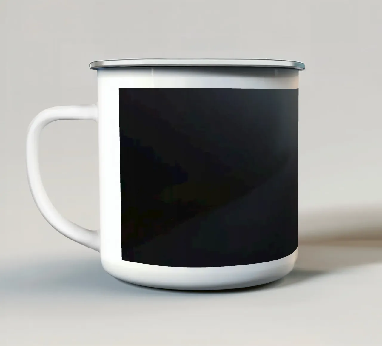 Strada nebbiosa con striscia gialla che scompare nella fitta nebbia tazza in smalto da DesignDoodle