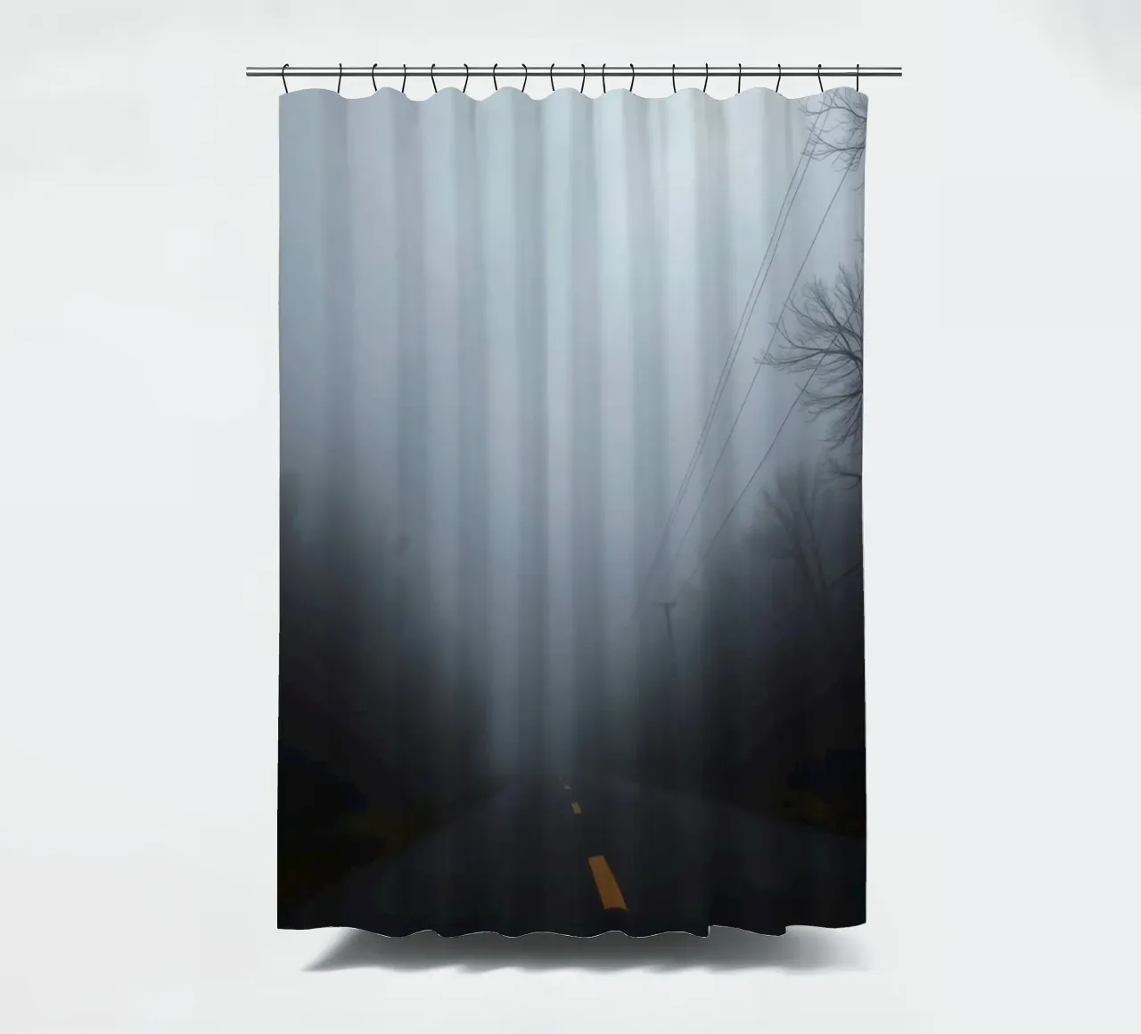 Strada nebbiosa con striscia gialla che scompare nella fitta nebbia tenda da doccia da DesignDoodle