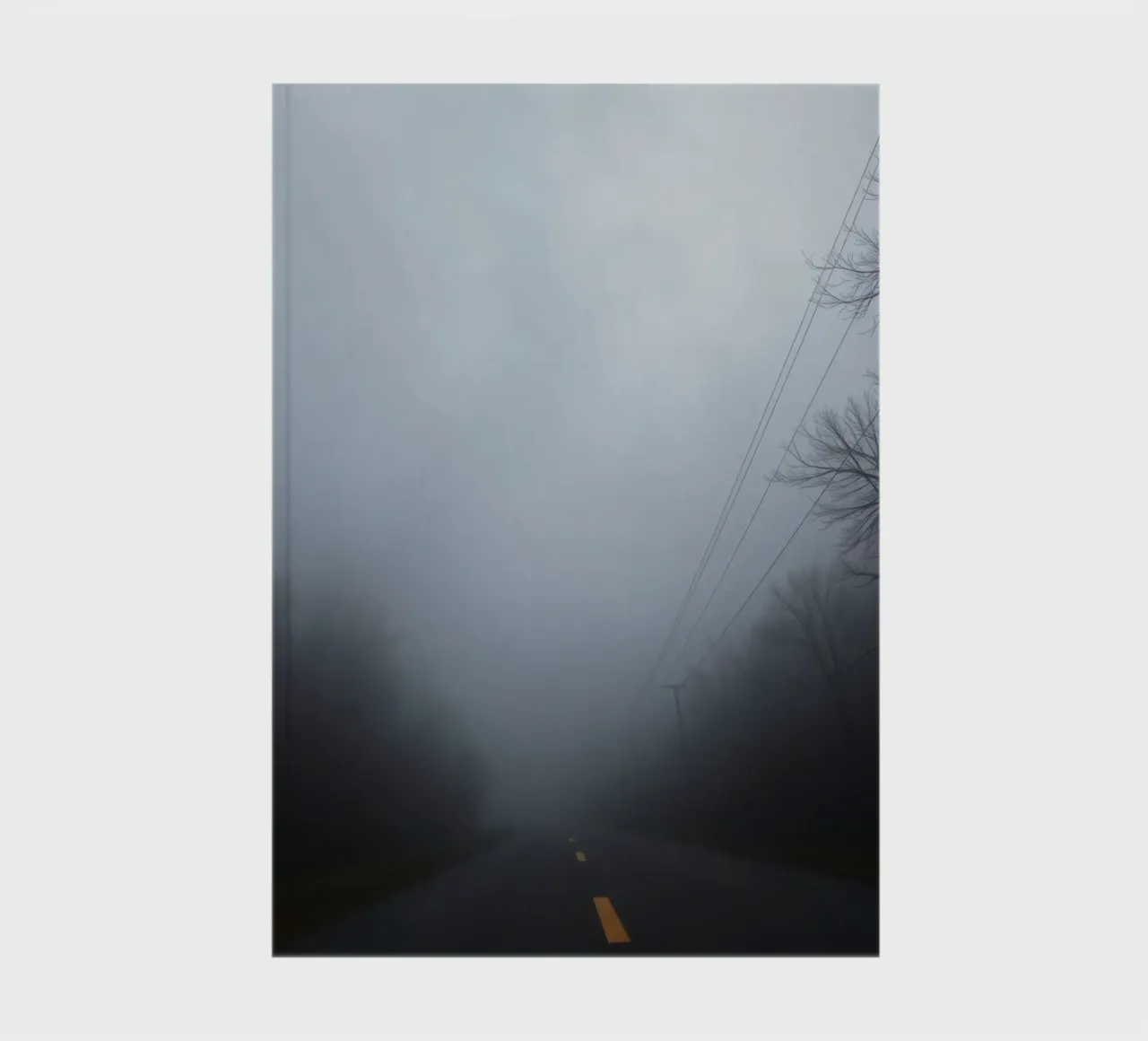 Route brumeuse avec bande jaune disparaissant dans un épais brouillard carnet de notes de DesignDoodle