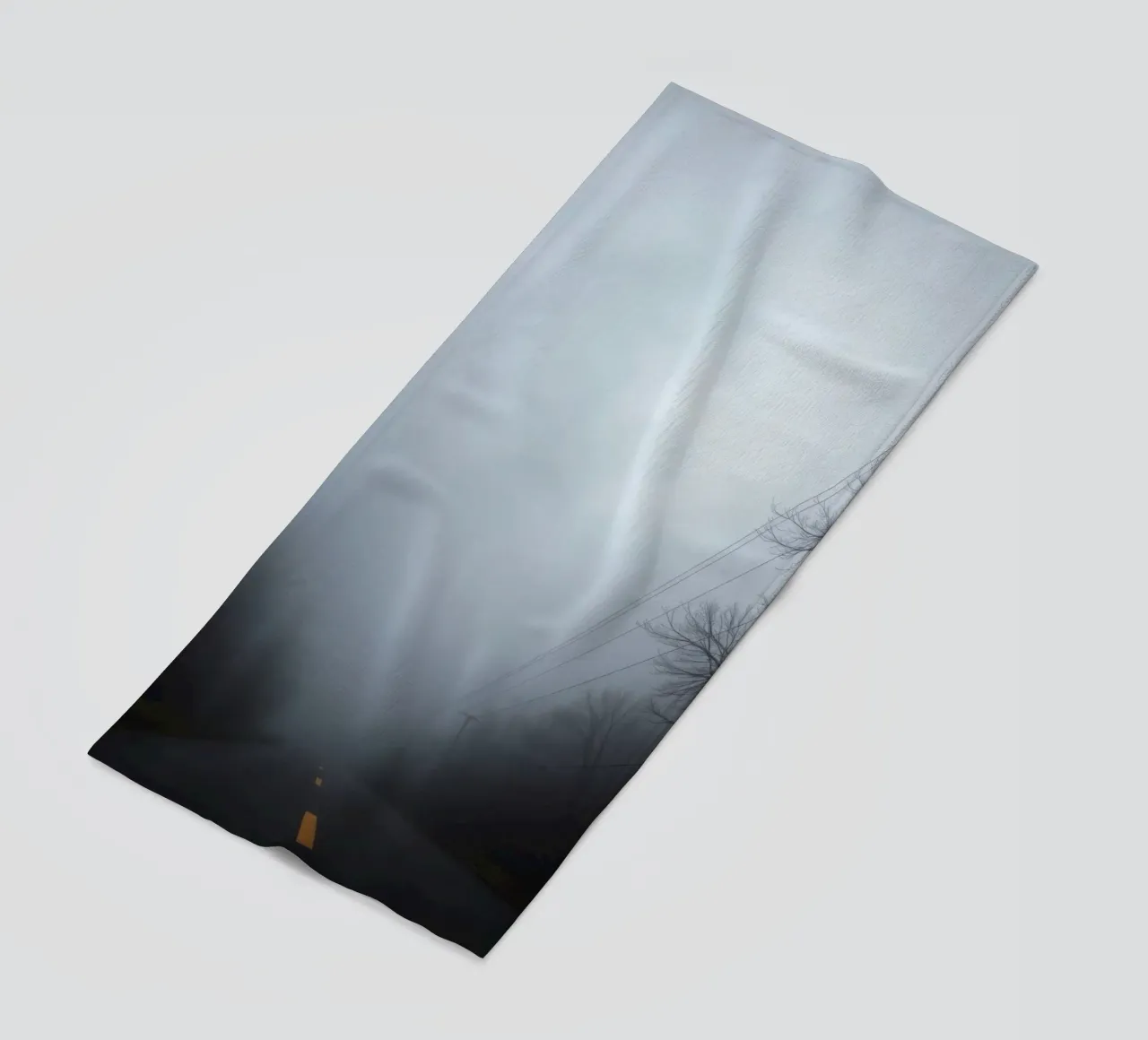 Strada nebbiosa con striscia gialla che scompare nella fitta nebbia telo mare da DesignDoodle