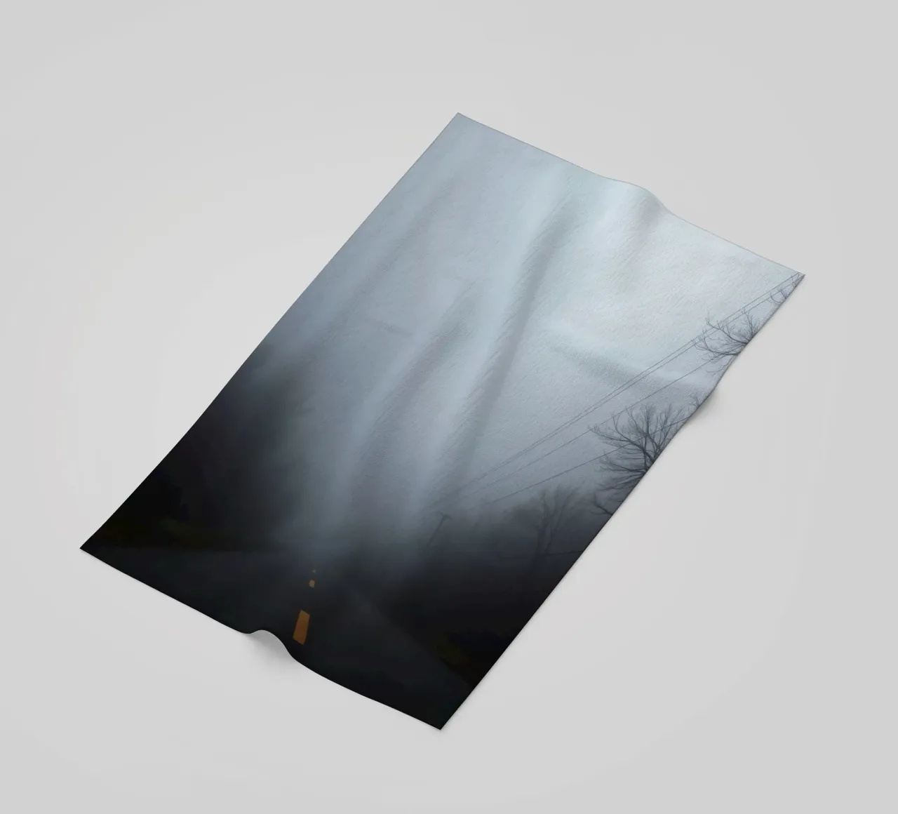 Strada nebbiosa con striscia gialla che scompare nella fitta nebbia telo mare da DesignDoodle