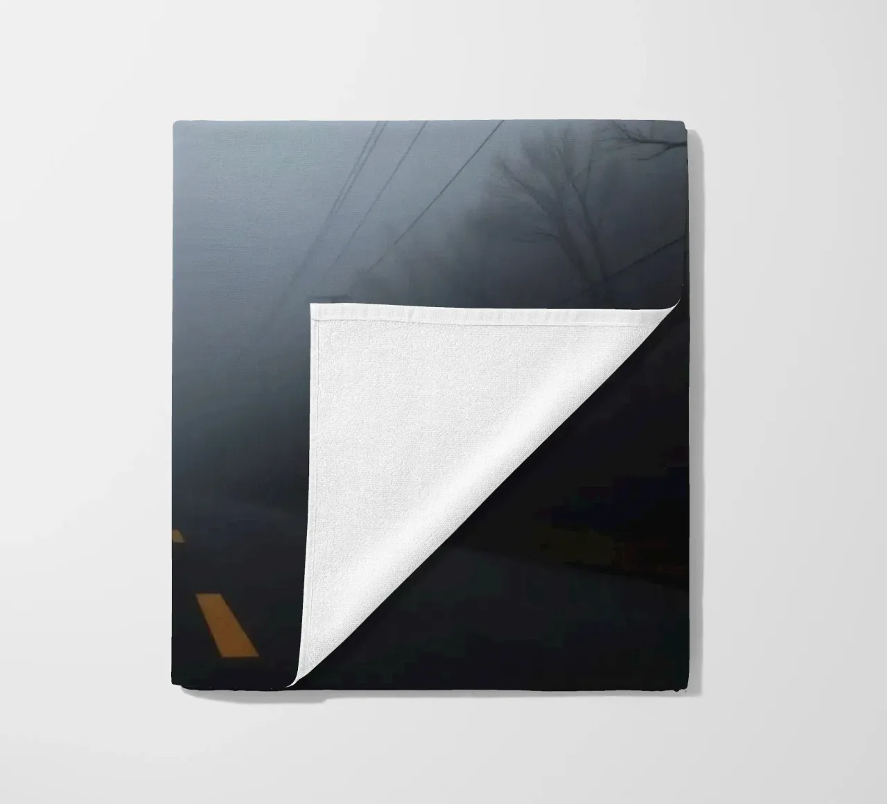 Strada nebbiosa con striscia gialla che scompare nella fitta nebbia telo mare da DesignDoodle