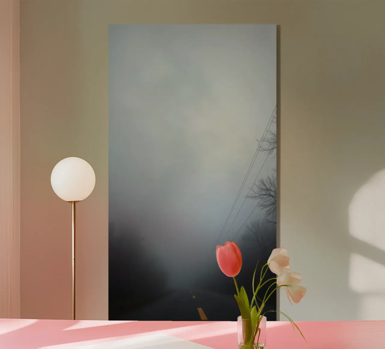 Strada nebbiosa con striscia gialla che scompare nella fitta nebbia plexiglass da DesignDoodle