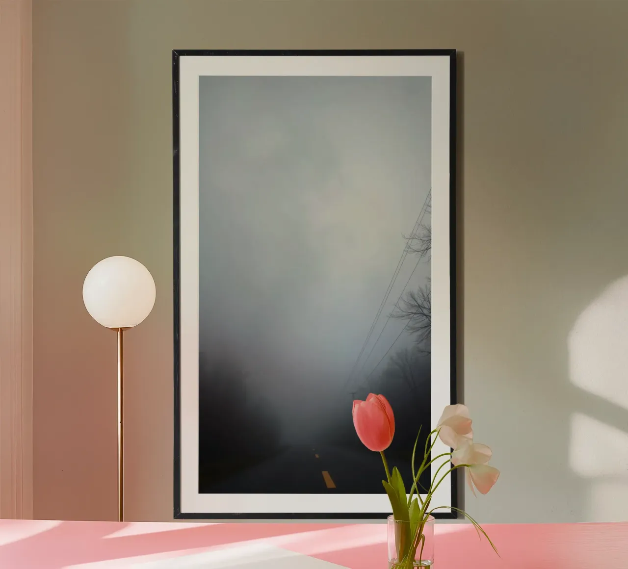 Strada nebbiosa con striscia gialla che scompare nella fitta nebbia poster con telaio in legno da DesignDoodle