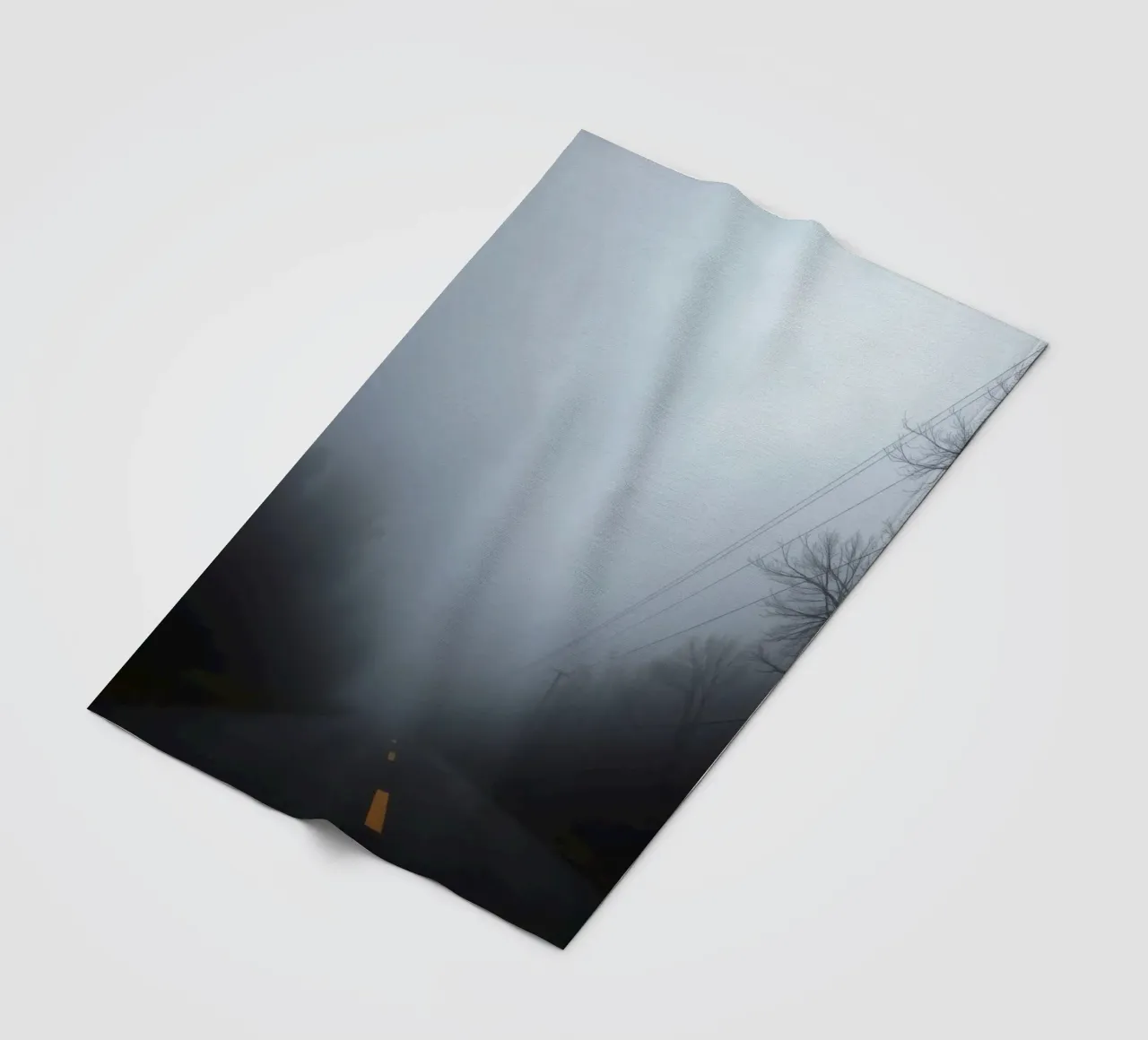 Strada nebbiosa con striscia gialla che scompare nella fitta nebbia coperta in pile da DesignDoodle