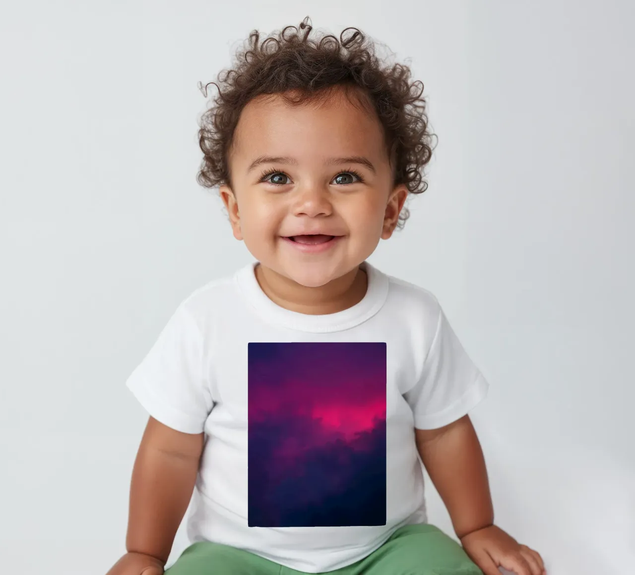 arrière-plan abstrait avec des nuages vibrants et des dégradés doux t-shirt pour bébé de DesignDoodle