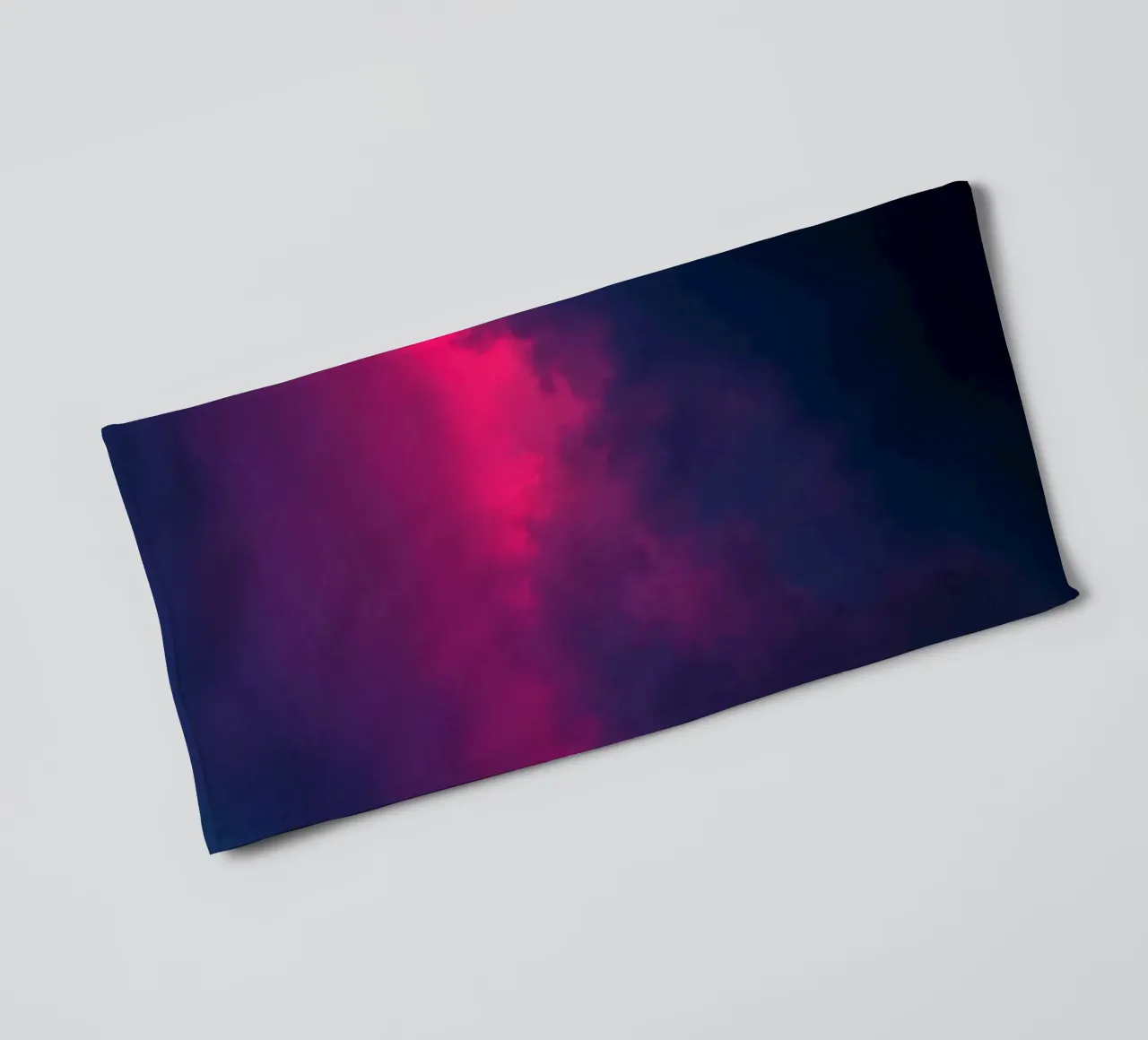 abstrakter Hintergrund mit leuchtenden Wolken und weichen Farbverläufen Handtuch von DesignDoodle