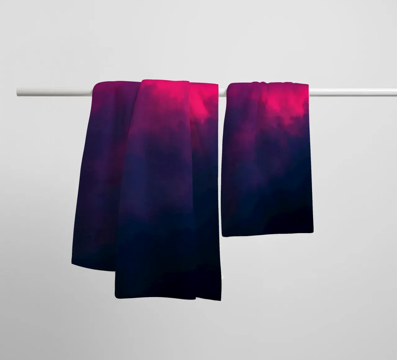 abstrakter Hintergrund mit leuchtenden Wolken und weichen Farbverläufen Handtuch von DesignDoodle