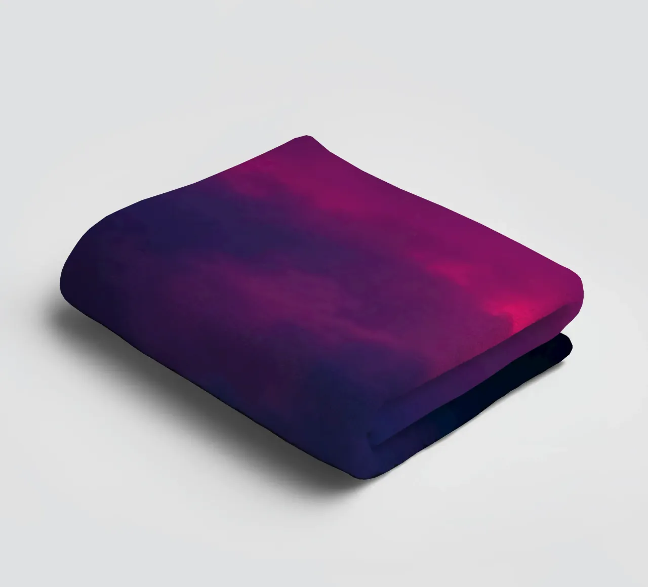 abstrakter Hintergrund mit leuchtenden Wolken und weichen Farbverläufen Handtuch von DesignDoodle